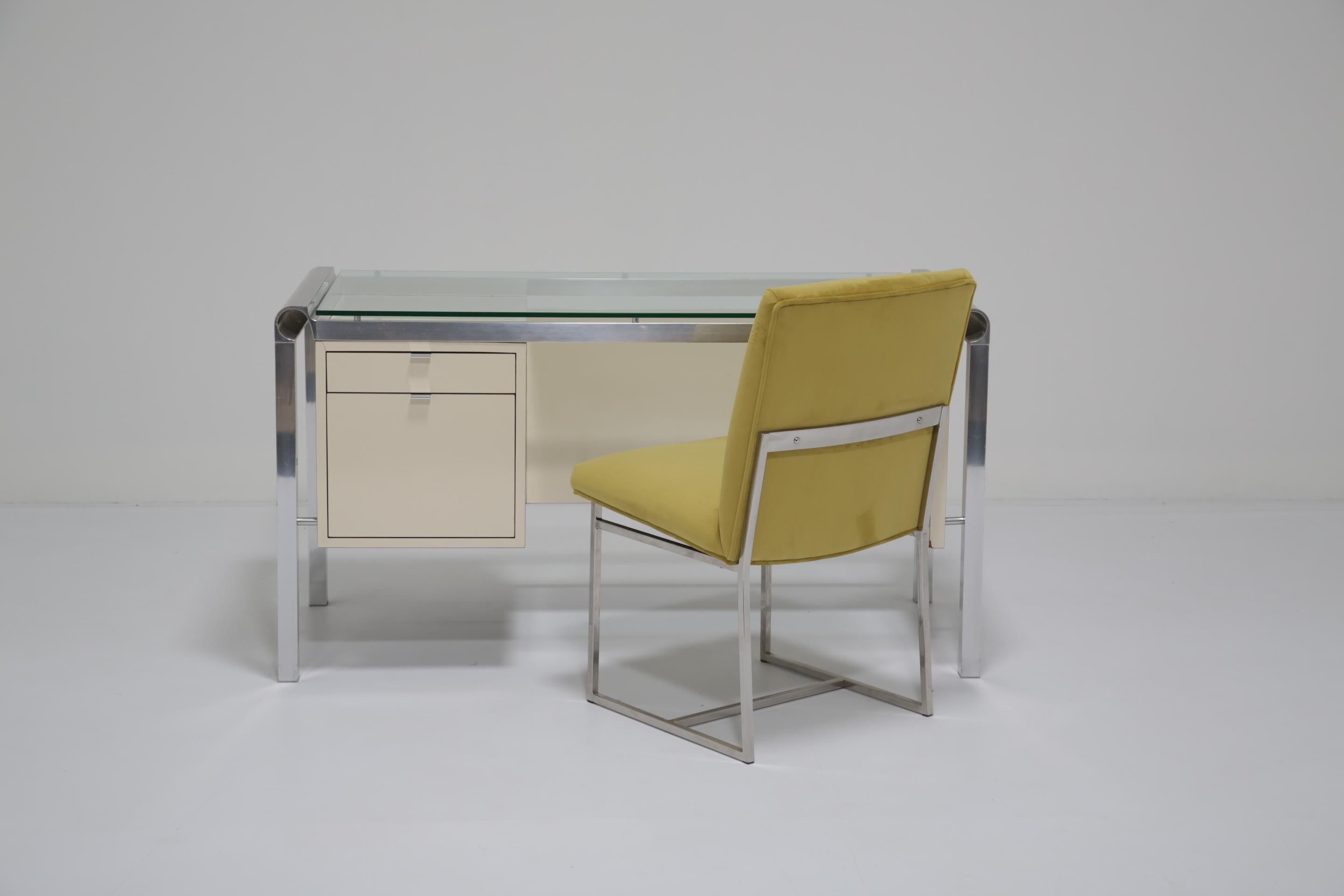 Bureau de milieu de siècle en laque crème, chrome et verre par Pierre Cardin, années 1970. en vente 10