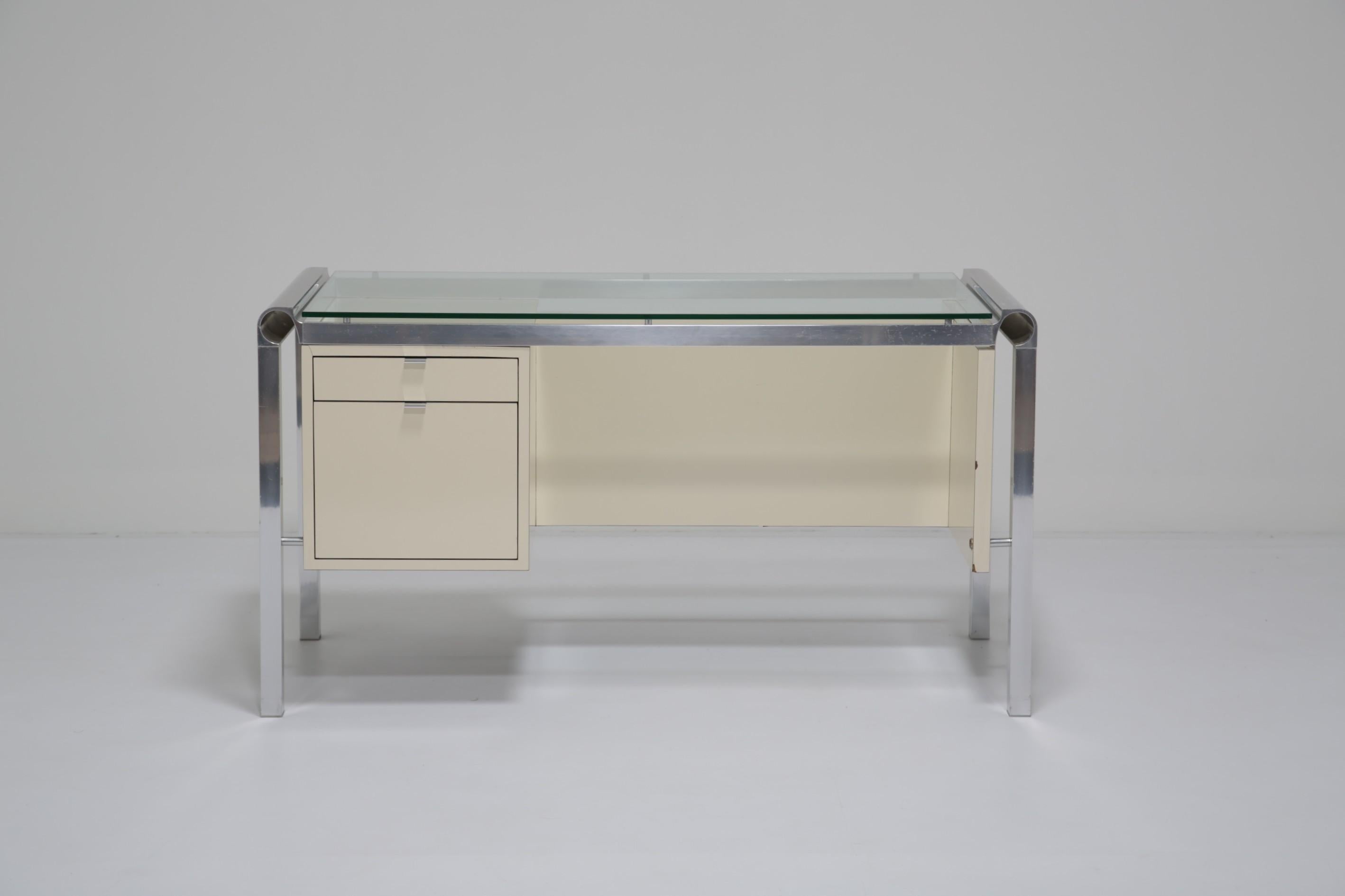 Verre Bureau de milieu de siècle en laque crème, chrome et verre par Pierre Cardin, années 1970. en vente
