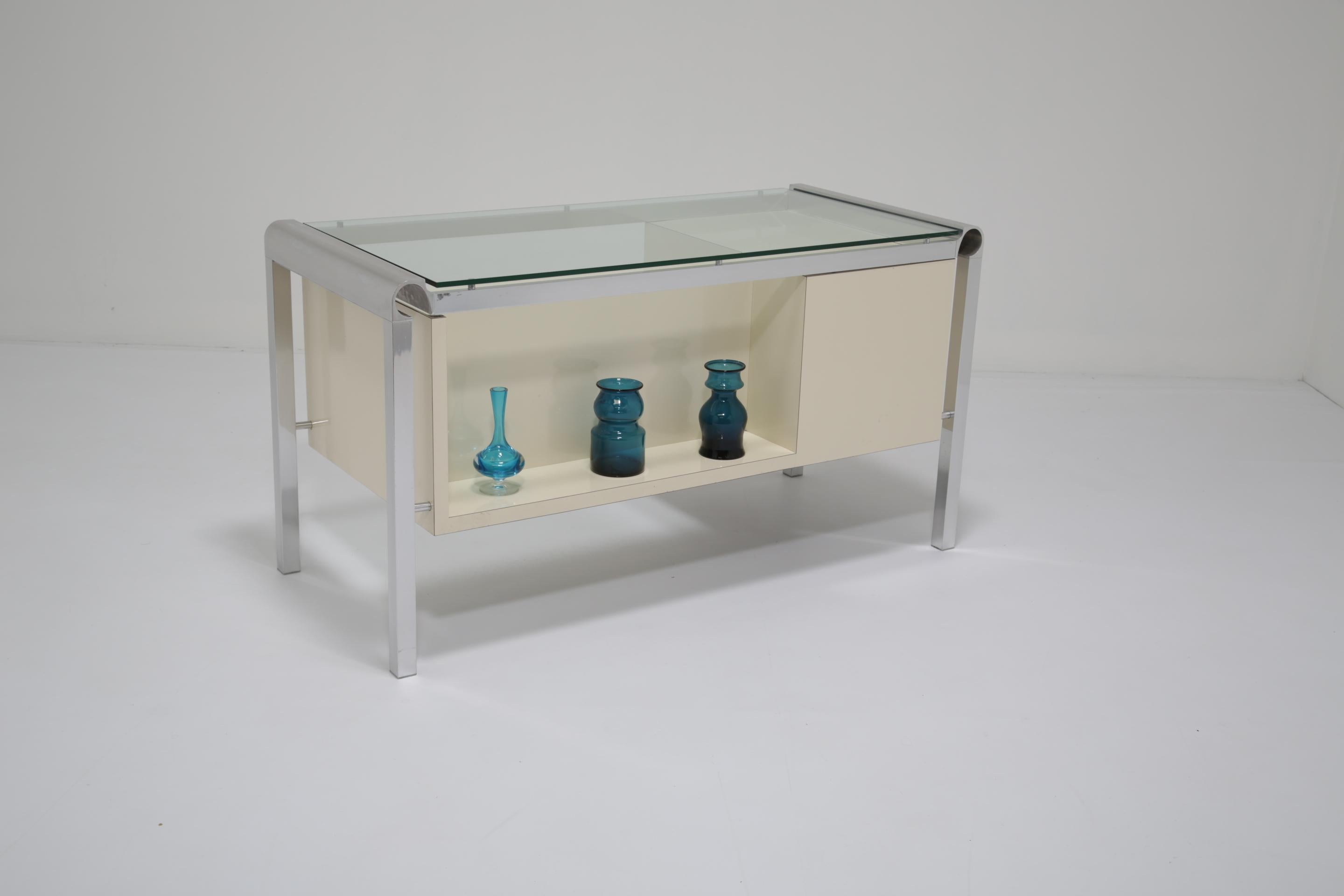 Bureau de milieu de siècle en laque crème, chrome et verre par Pierre Cardin, années 1970. en vente 3