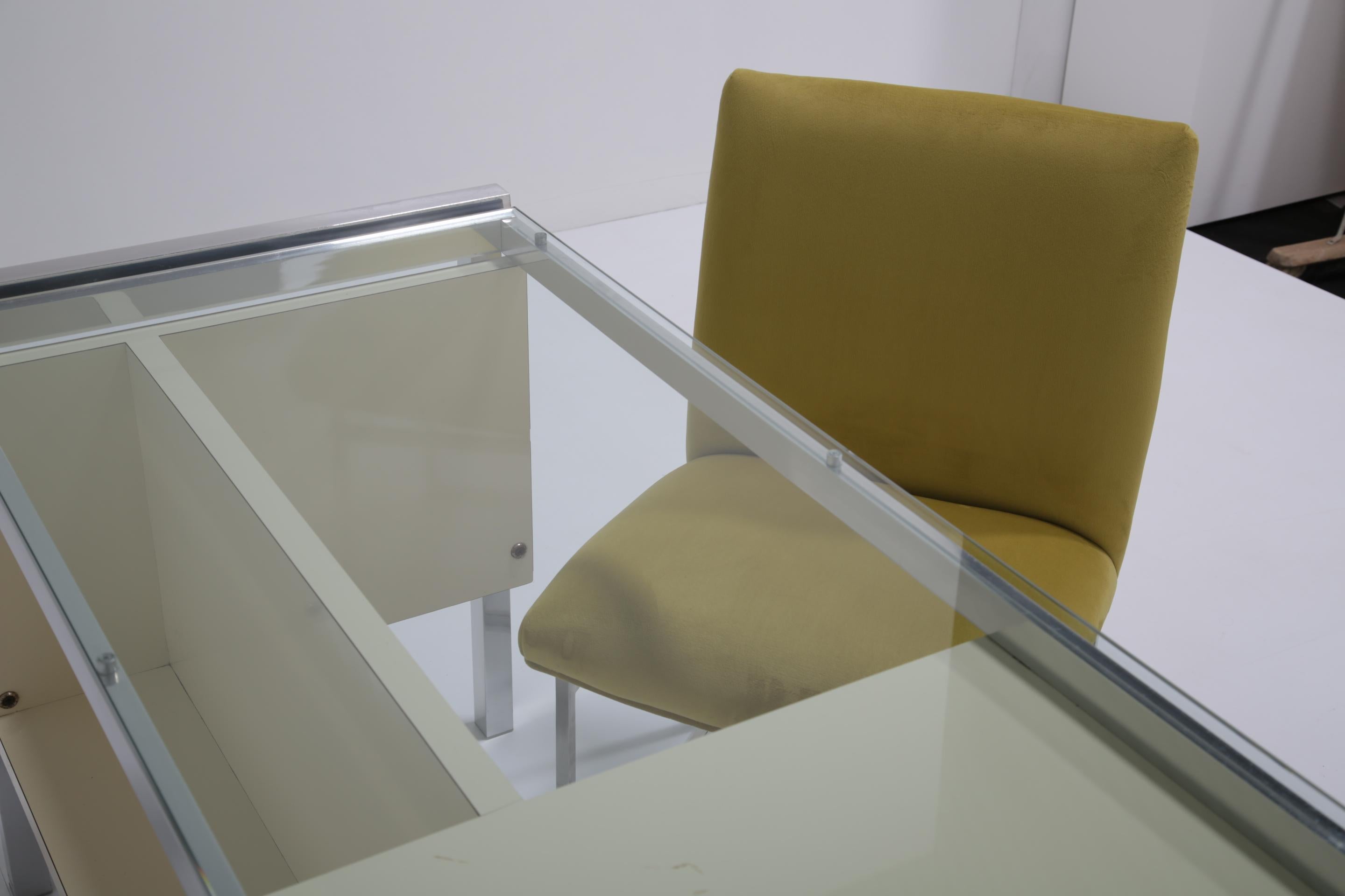 Bureau de milieu de siècle en laque crème, chrome et verre par Pierre Cardin, années 1970. en vente 12