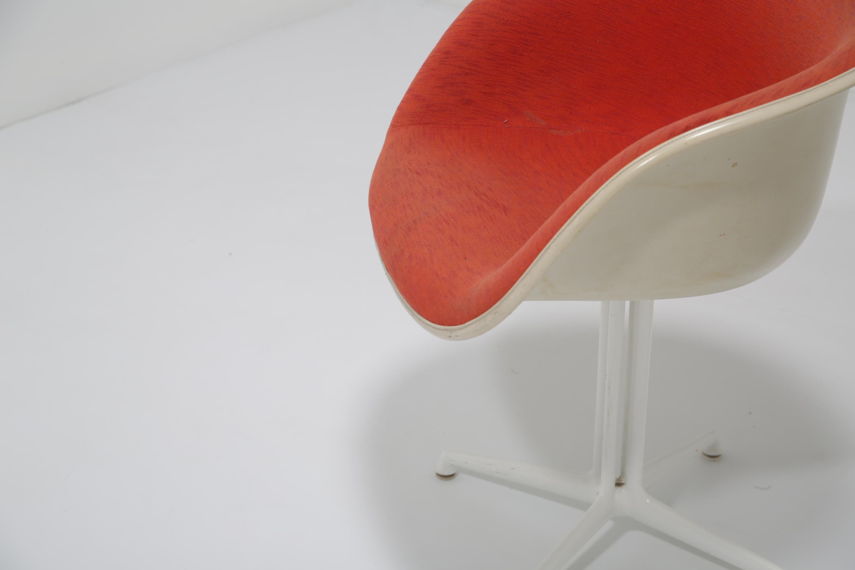 Disegnate da Charles e Ray Eames per l'iconico ristorante La Fonda del Sol di Alexander Girard a New York, questa coppia di poltrone 'La Fonda' rappresenta un'intersezione unica tra il design moderno di metà secolo e l'innovazione degli interni