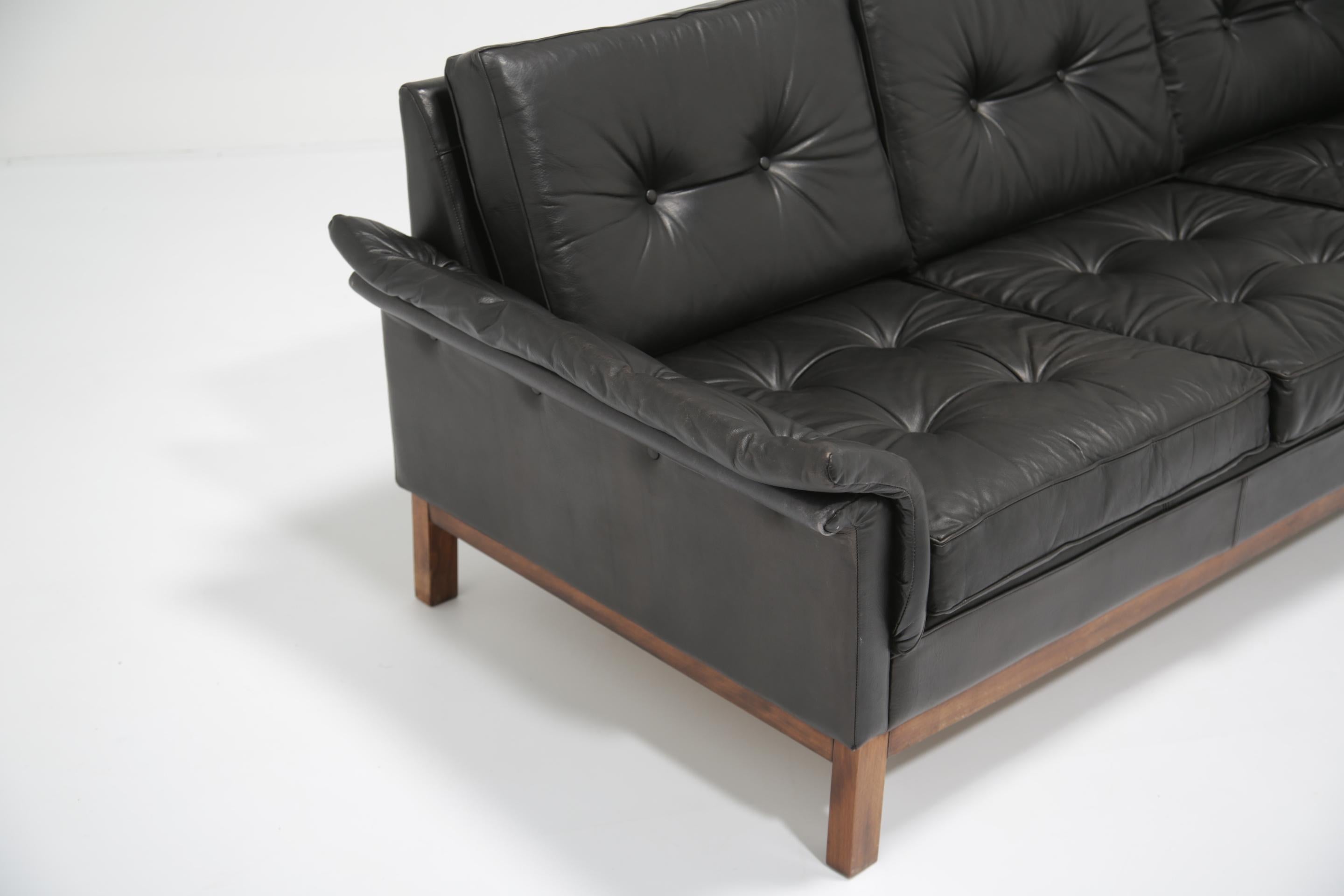 Cuir Canapé trois places 'Kardinal' en cuir noir boutonné du milieu du siècle dernier, années 1960. en vente