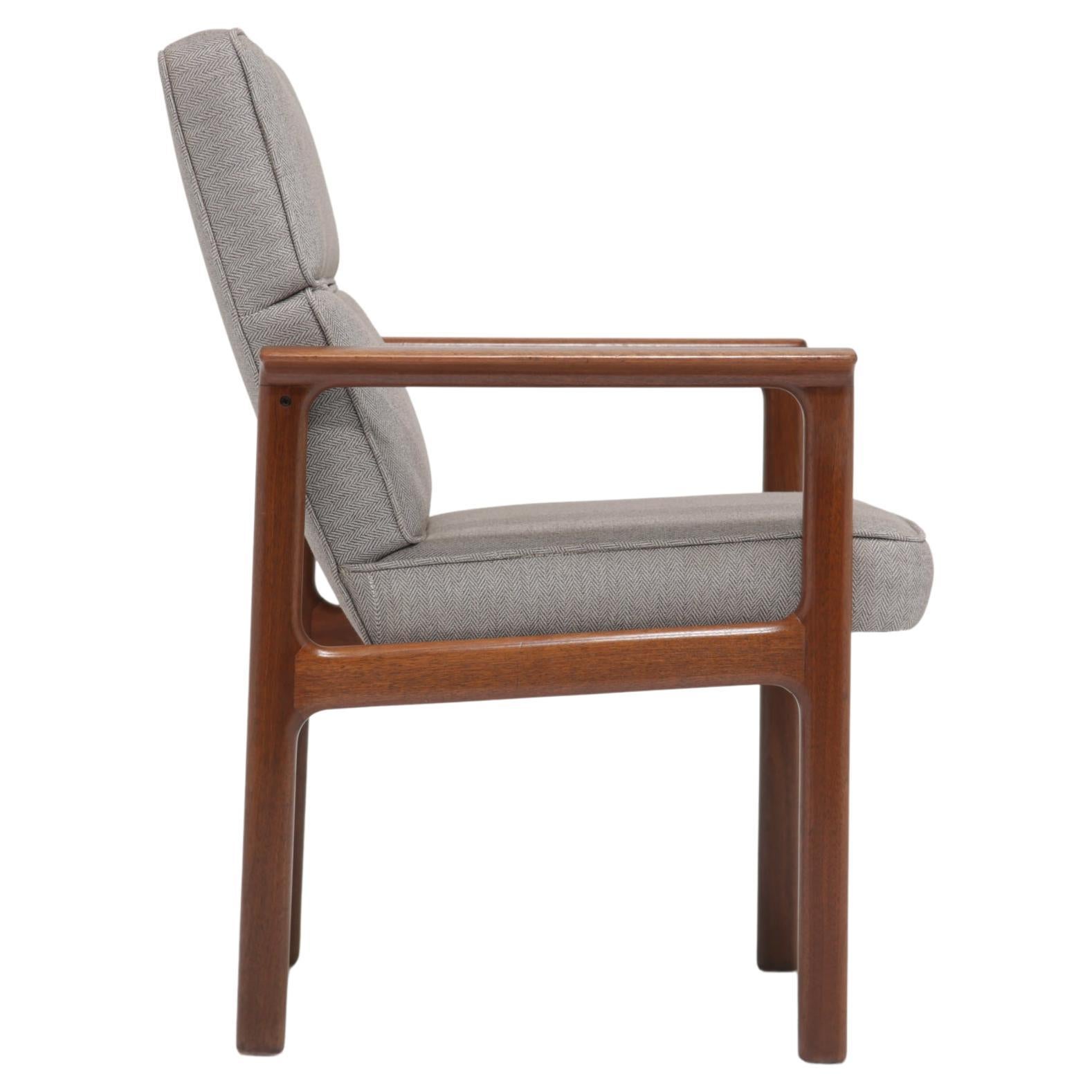 Sillón danés moderno de mediados de siglo tapizado en teca, años 60.