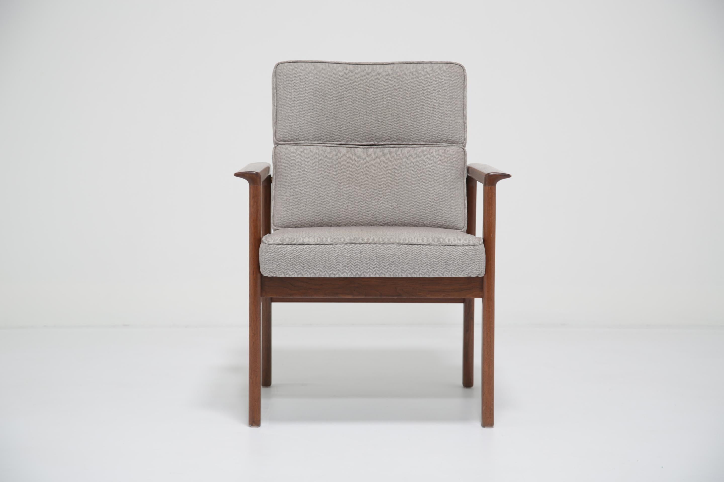 Mid-Century moderno Poltrona singola danese moderna di metà secolo in teak imbottito, anni '60. in vendita