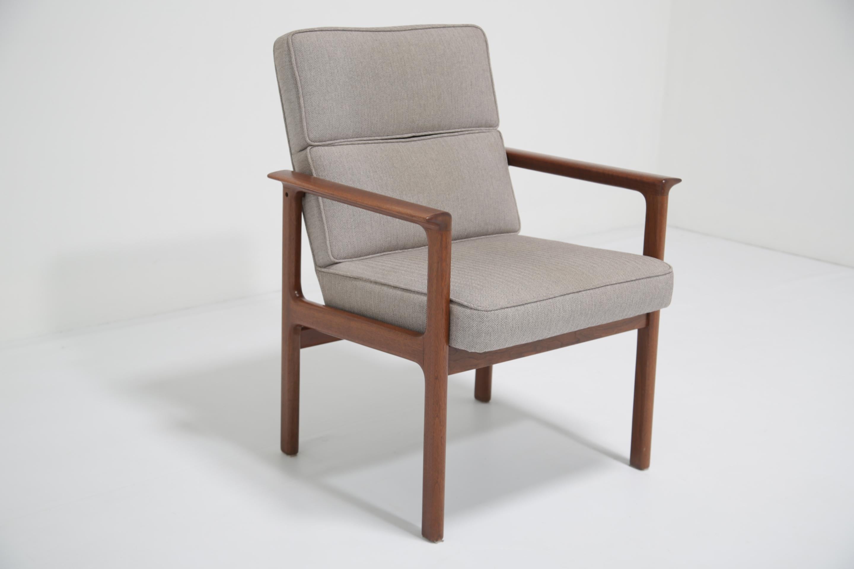 Danese Poltrona singola danese moderna di metà secolo in teak imbottito, anni '60. in vendita