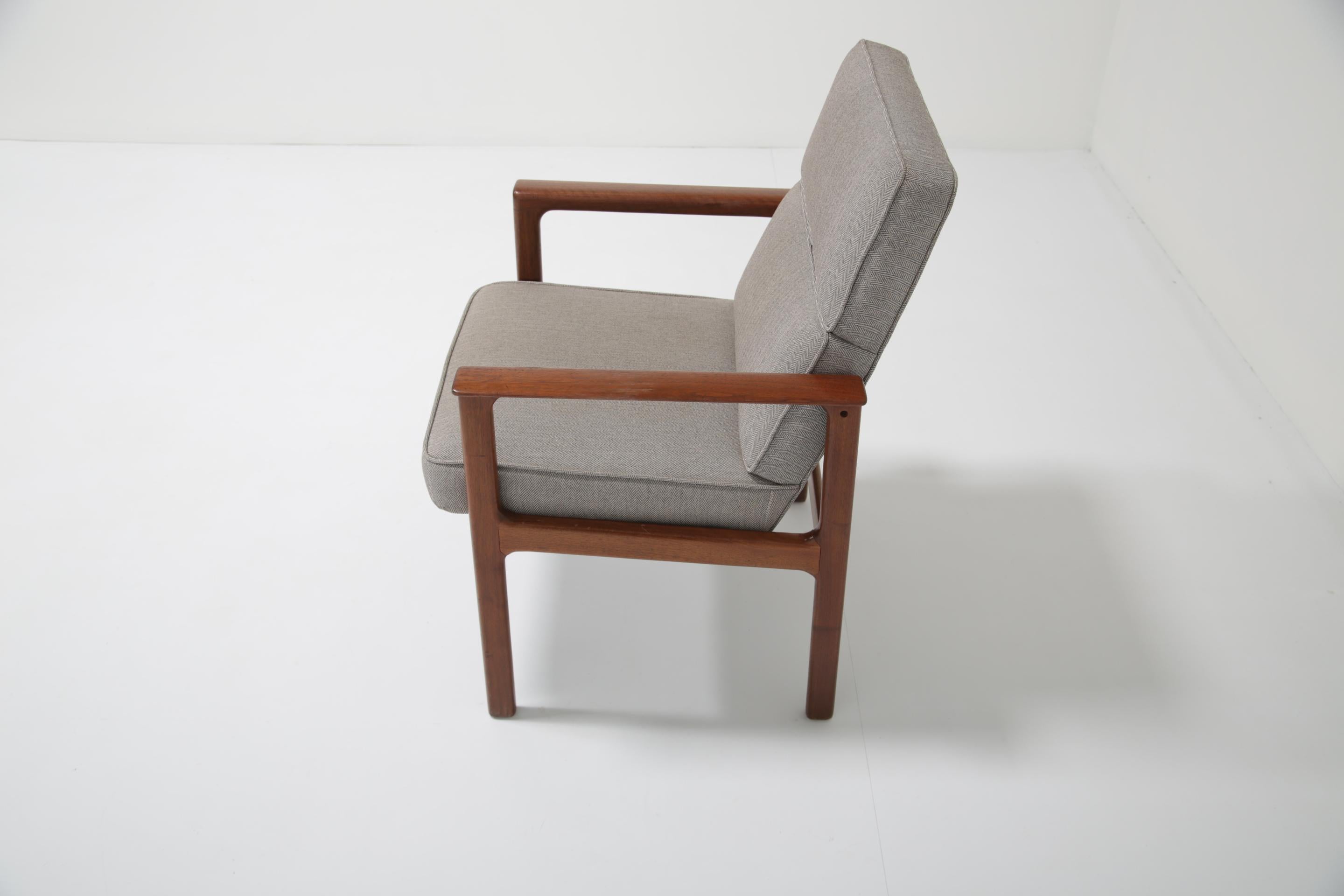 Tessuto Poltrona singola danese moderna di metà secolo in teak imbottito, anni '60. in vendita