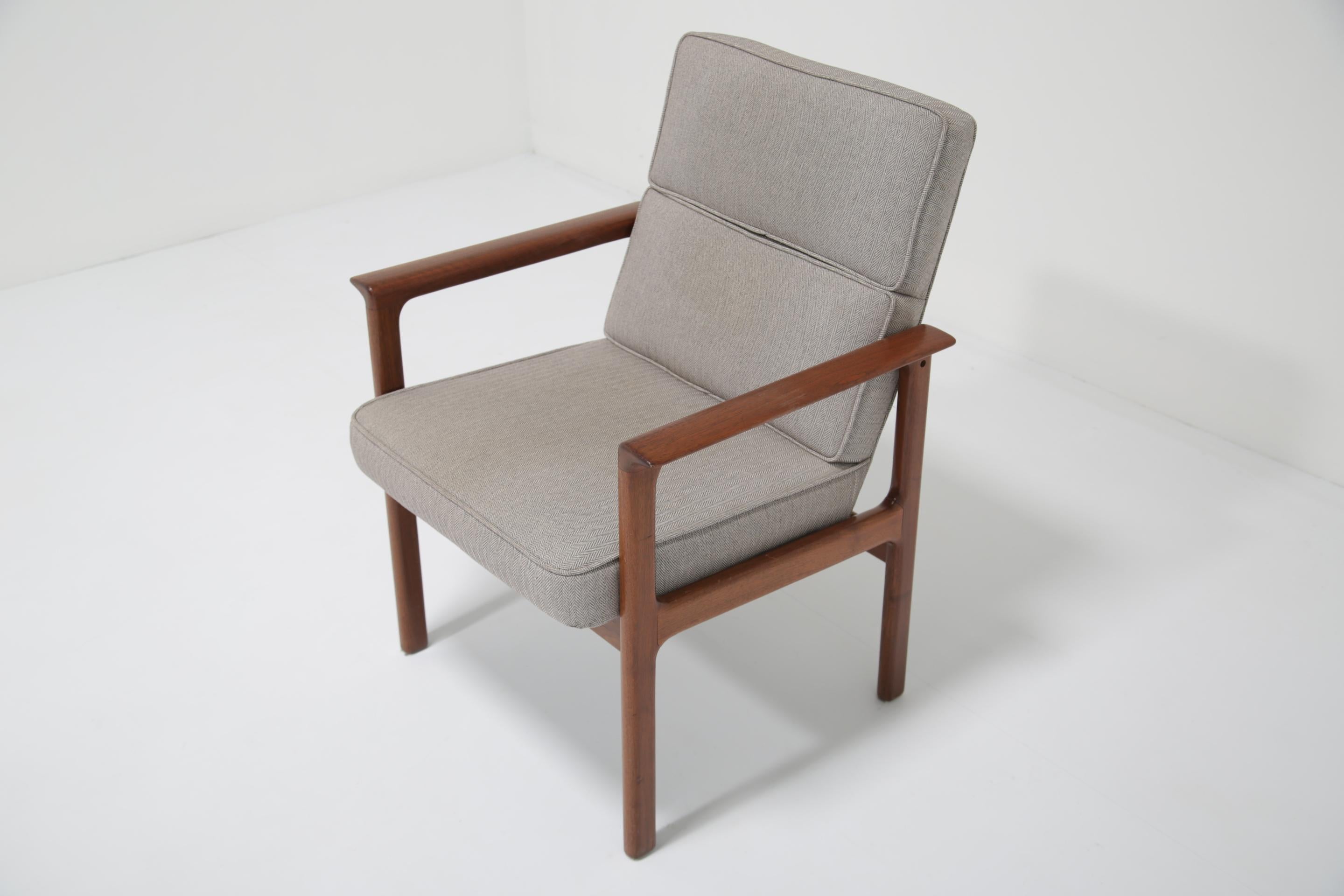 Poltrona singola danese moderna di metà secolo in teak imbottito, anni '60. In condizioni buone in vendita a Dublin 8, IE
