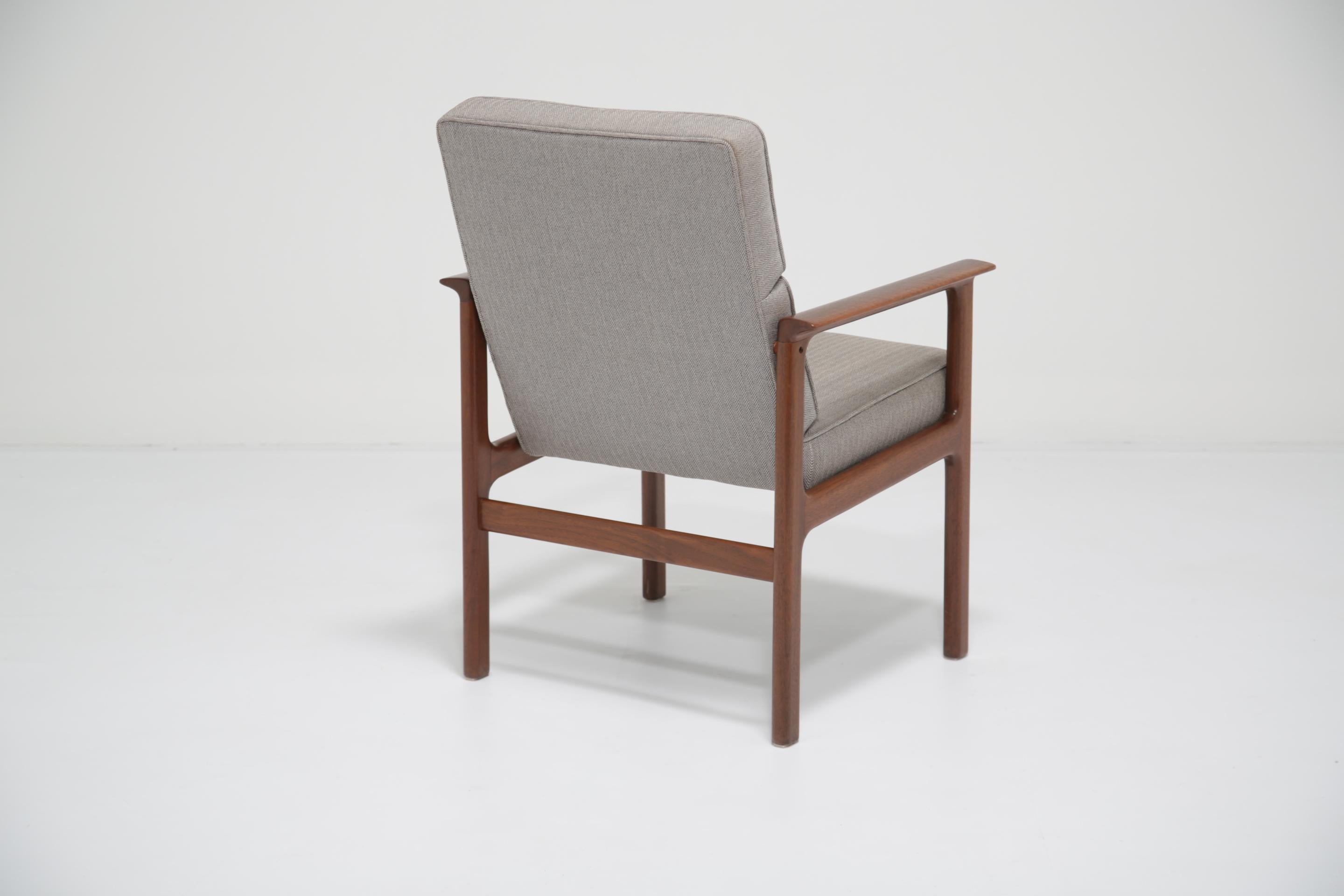 Poltrona singola danese moderna di metà secolo in teak imbottito, anni '60. in vendita 6