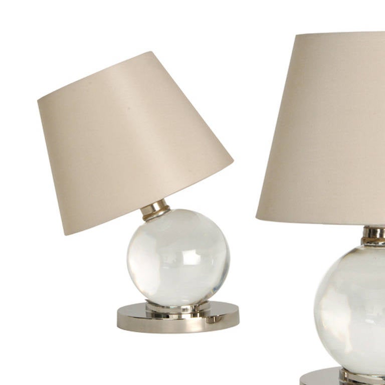 Paar kugelförmige Lampen aus Baccarat-Kristall, drehbar auf einem Sockel aus vernickelter Bronze. (Die Kristallkugel ist nicht so am Sockel befestigt, dass die Leuchte verstellbar ist).