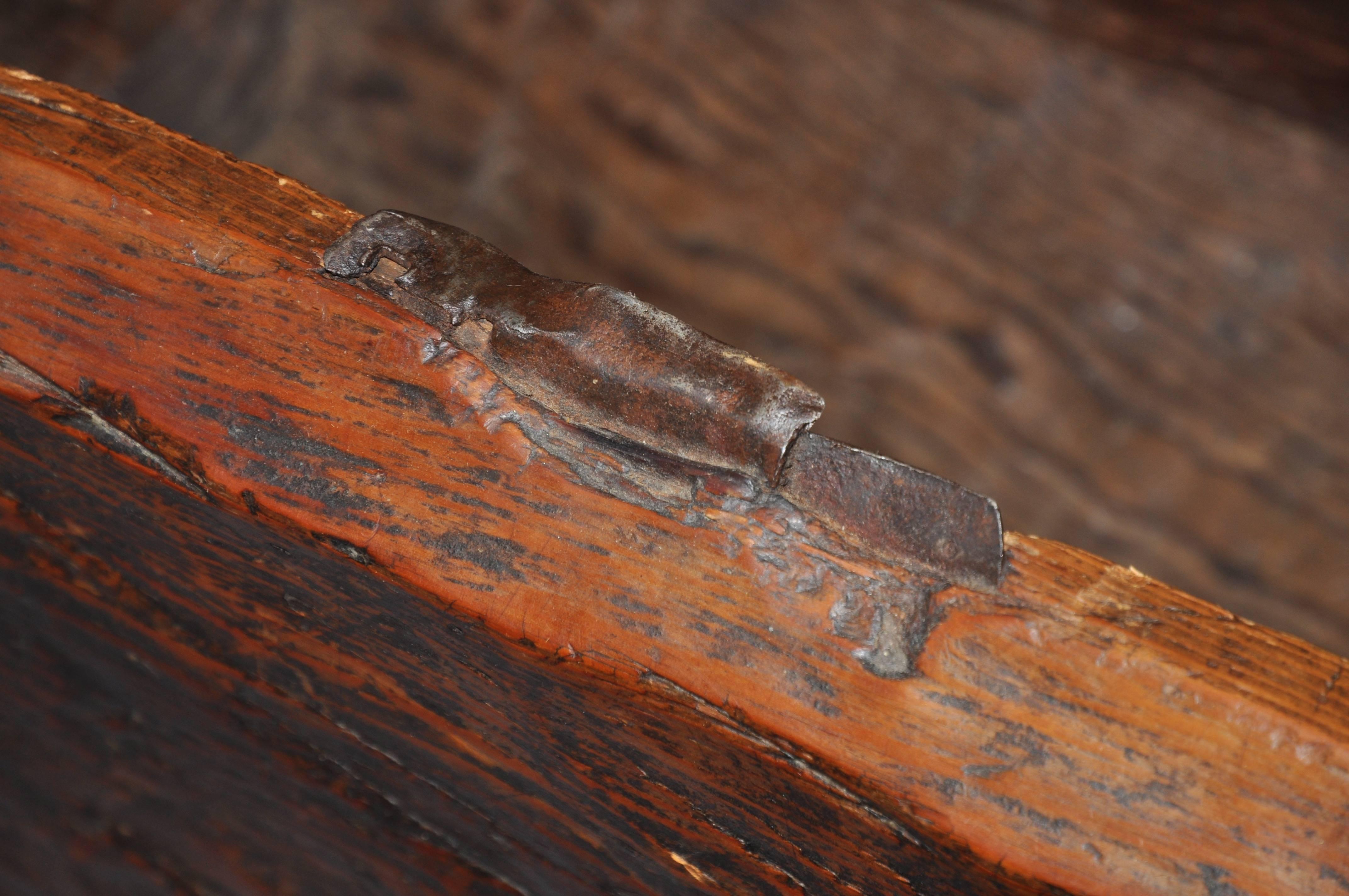 Alp francese, arte popolare, baule con una patina molto bella