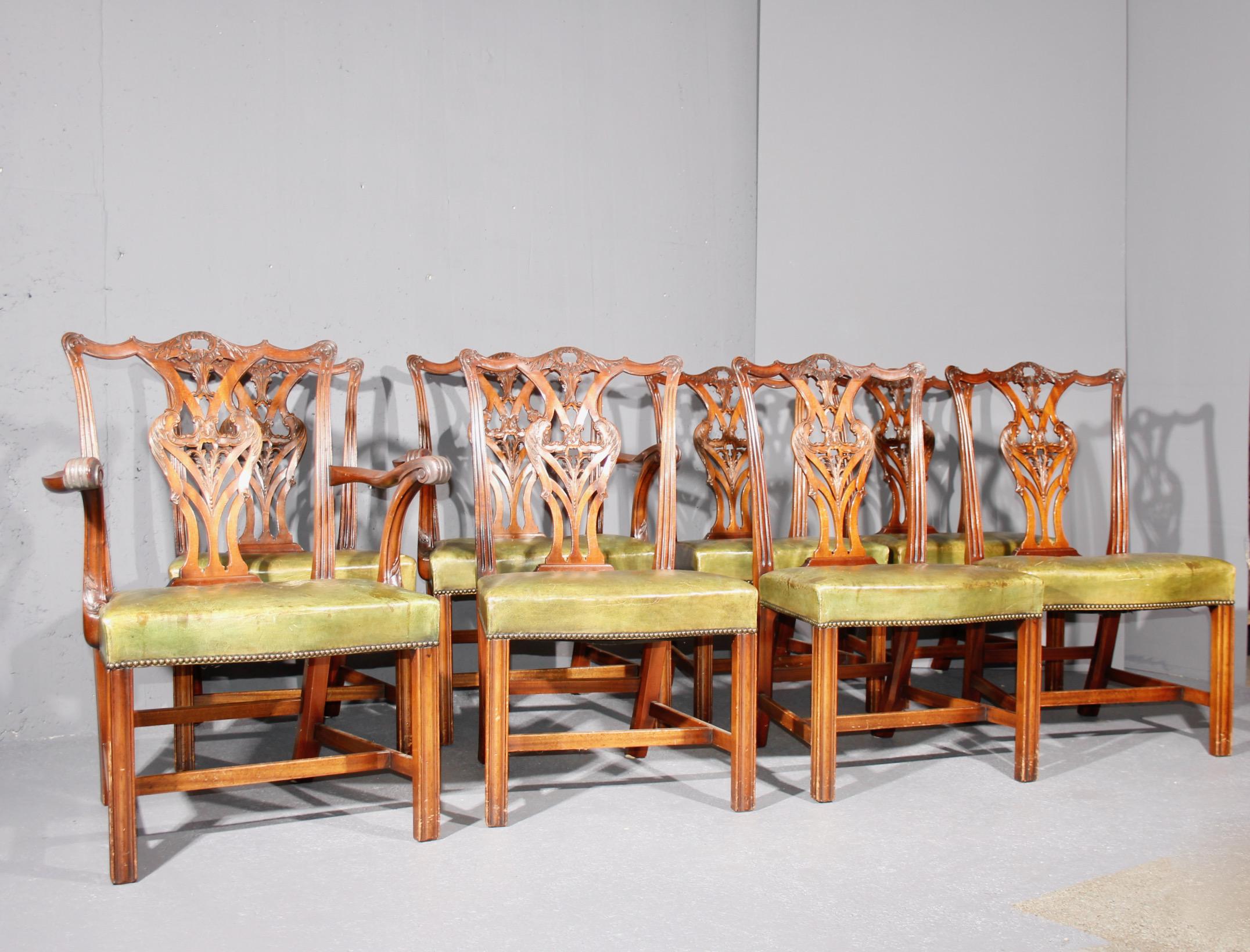 Ensemble de 8 sièges fabriqués en Angleterre cuir vert et bois sculpté un des sièges en cuir est abîmé voir photo patine pour le reste du siège 