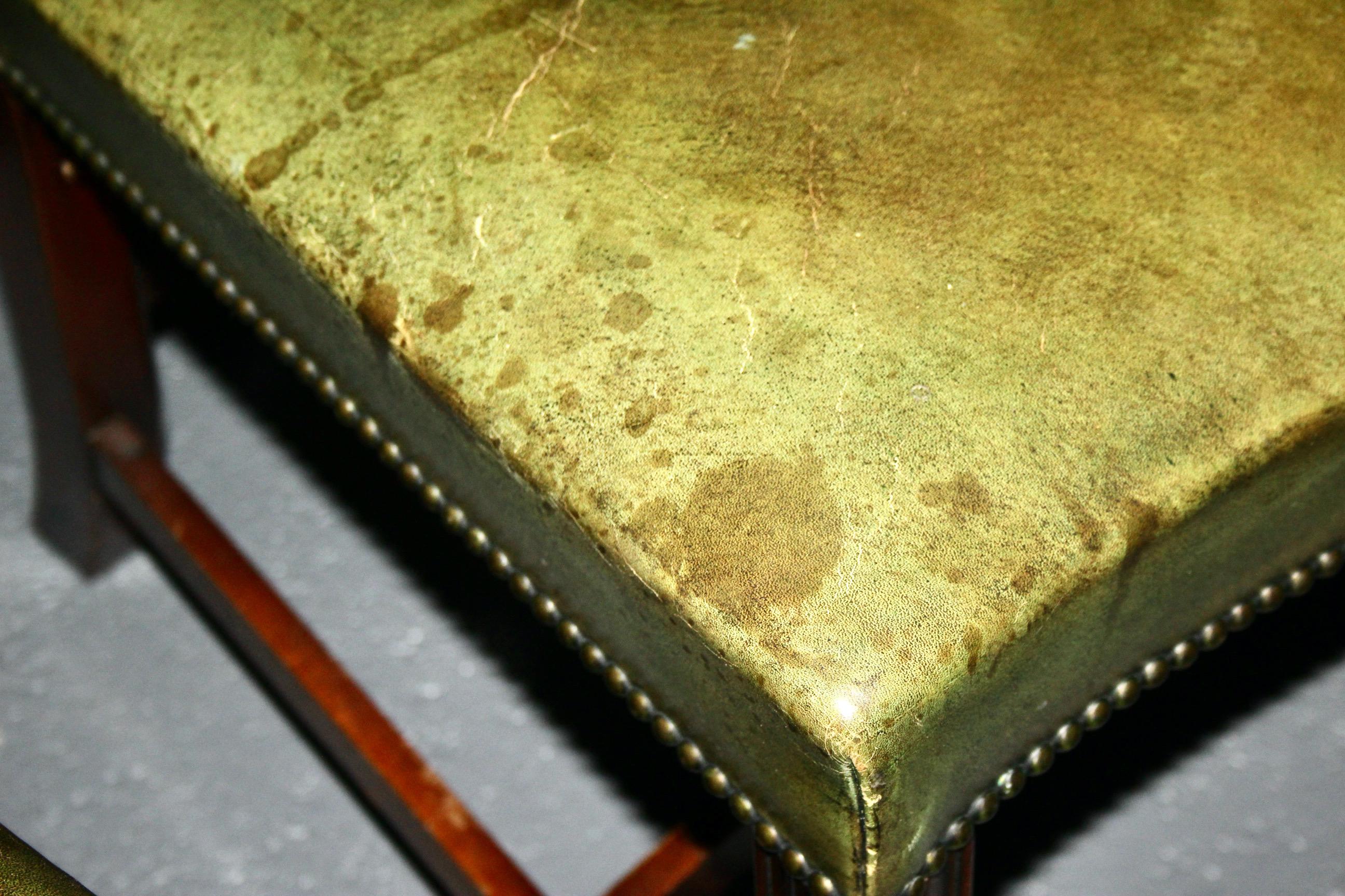 Ensemble de 6 chaises, 2 fauteuils en cuir vert et bois fait à l'anglaise État moyen - En vente à grand Lancy, CH
