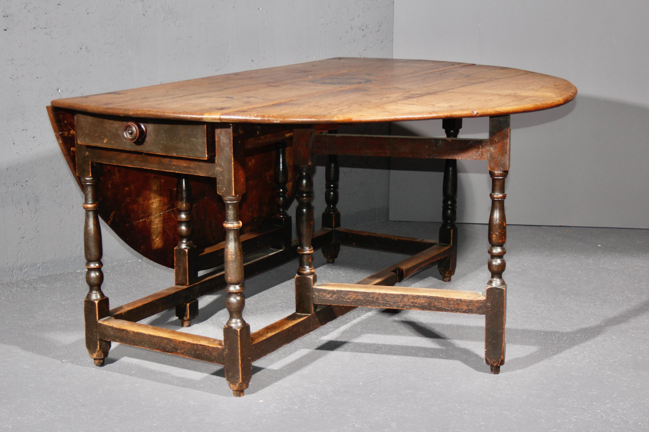 oak table with one drawer and two folding extensions, beautiful patina In Good Condition For Sale In grand Lancy, CH