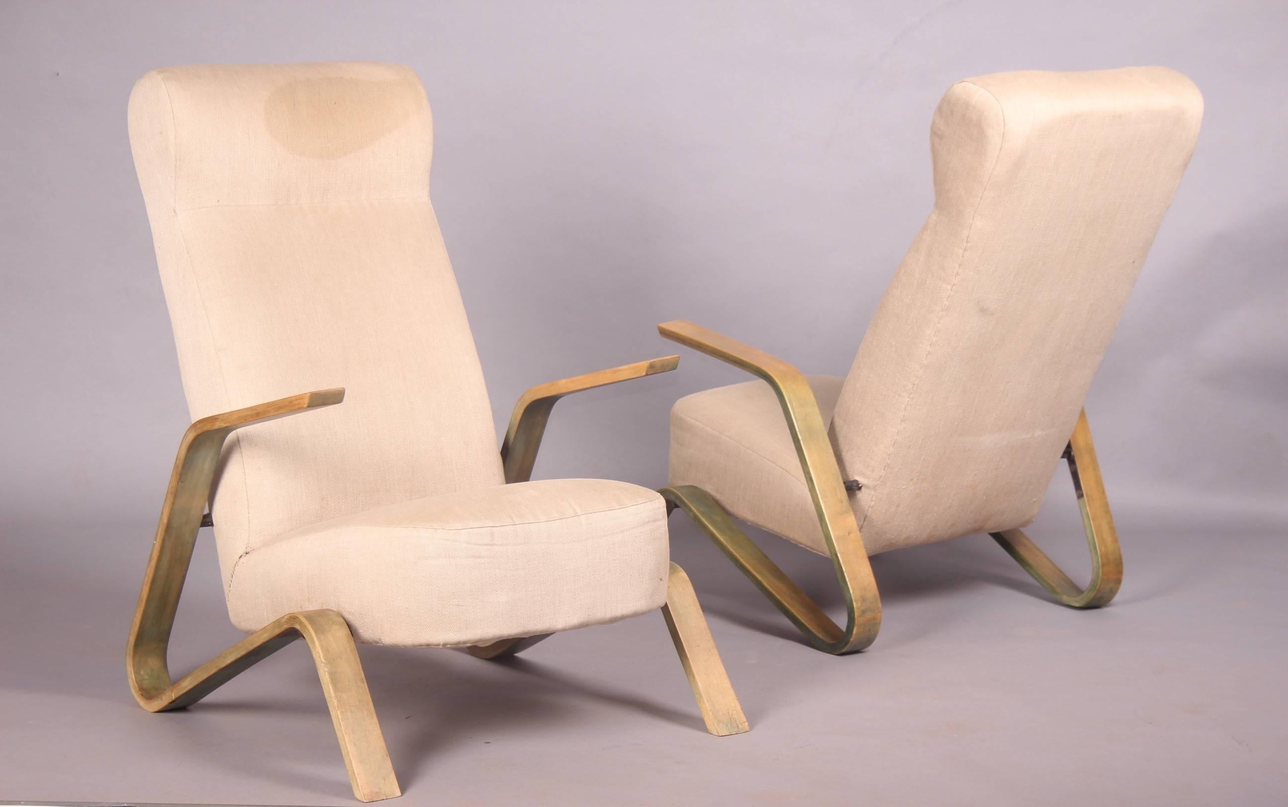 Pair of Grasshopper chairs for the Zurich airport, original fabric but must be changed and one foot is twisted.