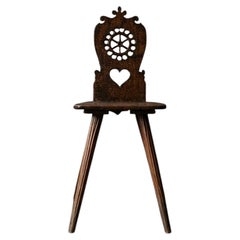 Schweizer alpine Volkskunst: Geschnitzter und durchbrochener Escabelle-Stuhl aus Holz, um 1820
