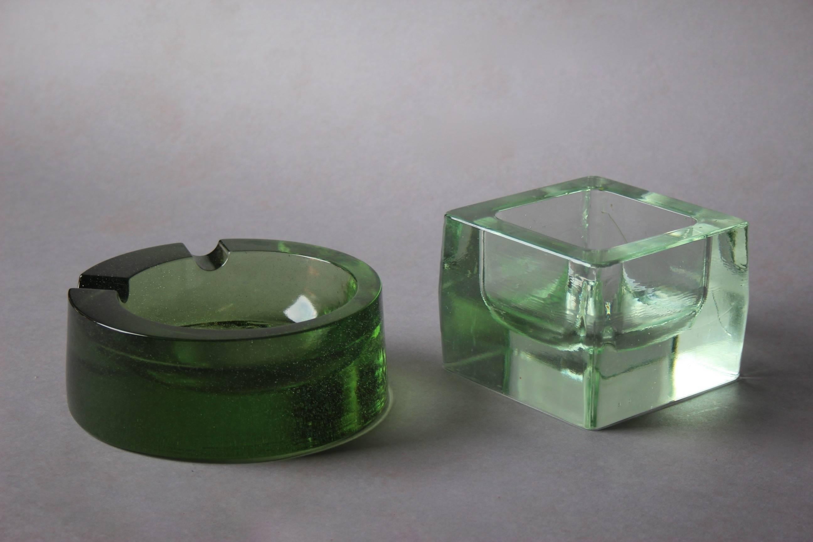 Two glass big cendrier one round, measures: H 7, D 18 second is square H 10, 13 by 13.
