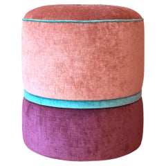 Puf artesanal bordado en terciopelo rosa y morado