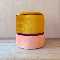 Puf artesanal de oro y terciopelo rosa
