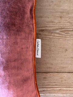 Coussin artisanal de Carlotta Oddone en velours rose, style bohème chic