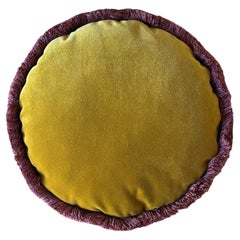 Coussin artisanal de Carlotta Oddone en velours doré avec passementerie violette