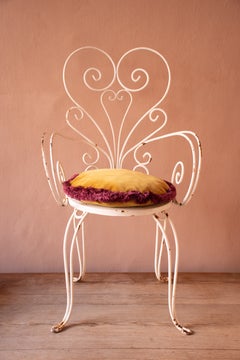 Coussin artisanal de Carlotta Oddone en velours doré avec passementerie violette
