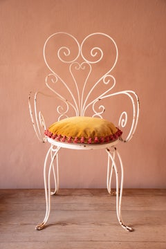 Coussin artisanal de Carlotta Oddone en velours doré avec passementerie rose