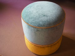 Puf artesanal de terciopelo dorado y azul de Carlotta Oddone, de estilo boho