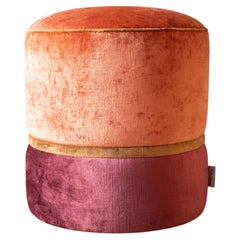 Puf artesanal de terciopelo naranja y rosa de Carlotta Oddone, de estilo boho