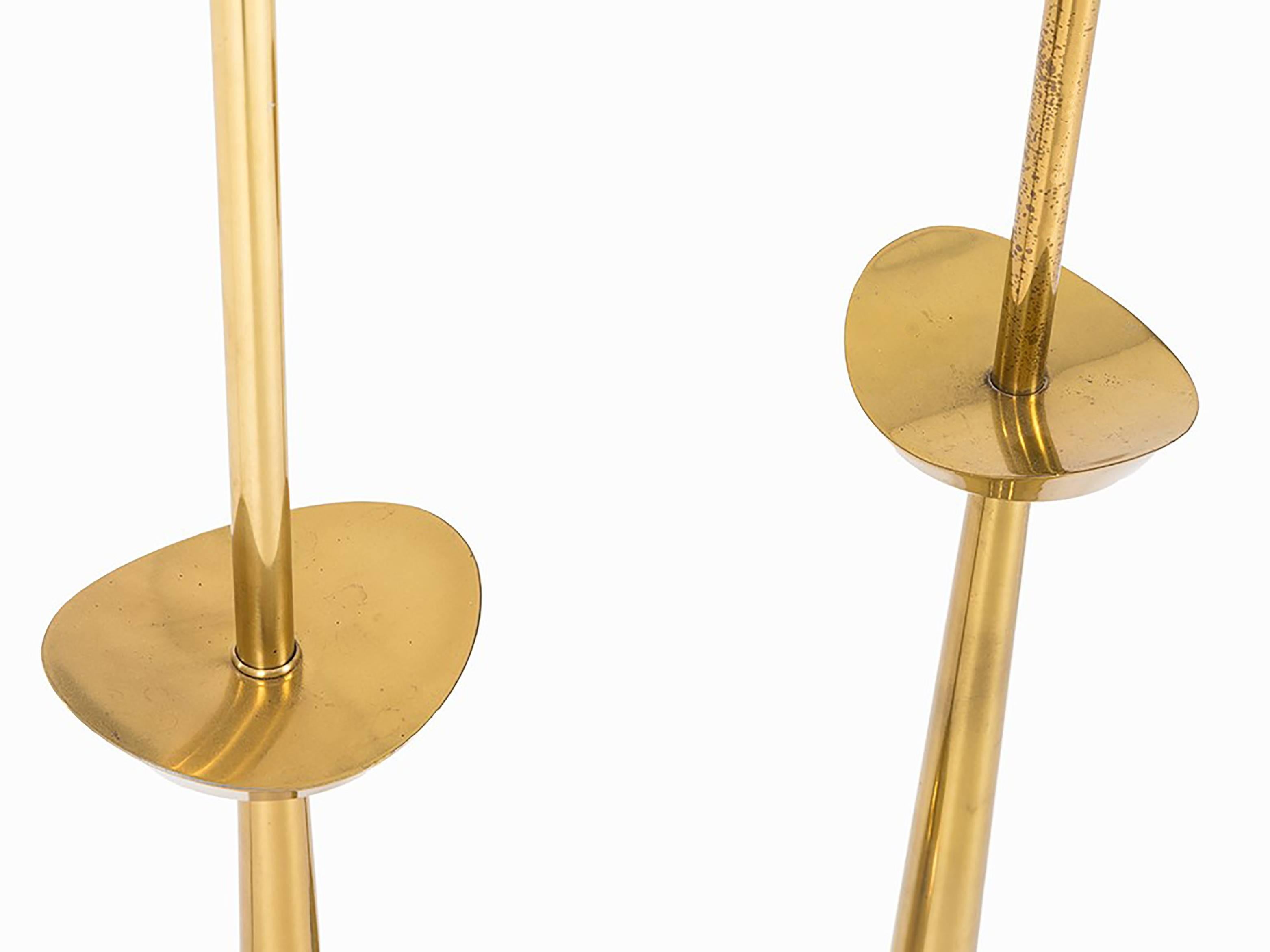 A pair of tall brass lamps with carved star details by Tommi Parzinger (1903-1981) for Stiffel, USA, 1960s.
The lampshades are in off-white cotton and linen.
