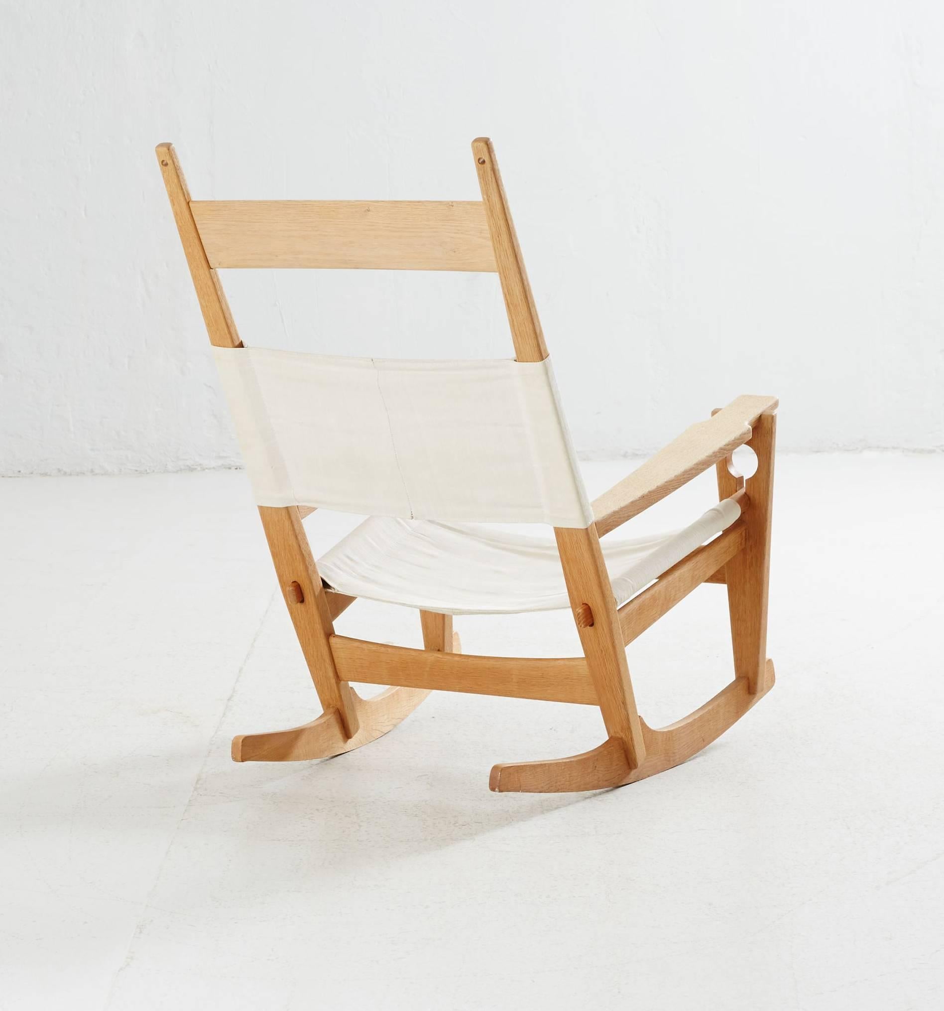 Scandinavian Modern Hans J. Wegner Rocking Chair in Light Oak and Crème Canvas, Denmark, Late 1960s For Sale