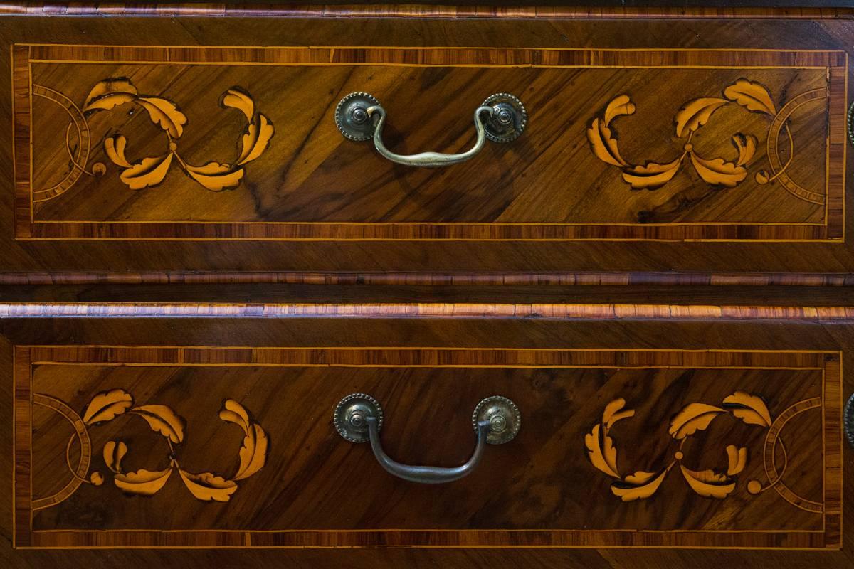Beautifully inlaid Italian pair of chest of drawers in fantastic conditions.