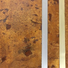 Couchtisch mit einem Rahmen aus mit Walnuss-Maserknollen furniertem Holz und geometrischen Details