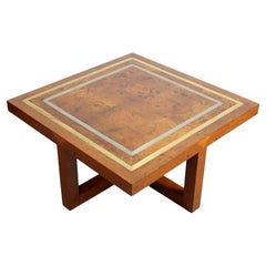 Couchtisch mit einem Rahmen aus mit Walnuss-Maserknollen furniertem Holz und geometrischen Details
