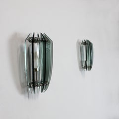 Ein Paar Wandleuchten mit verchromten Metallrahmen und Glasdiffusoren