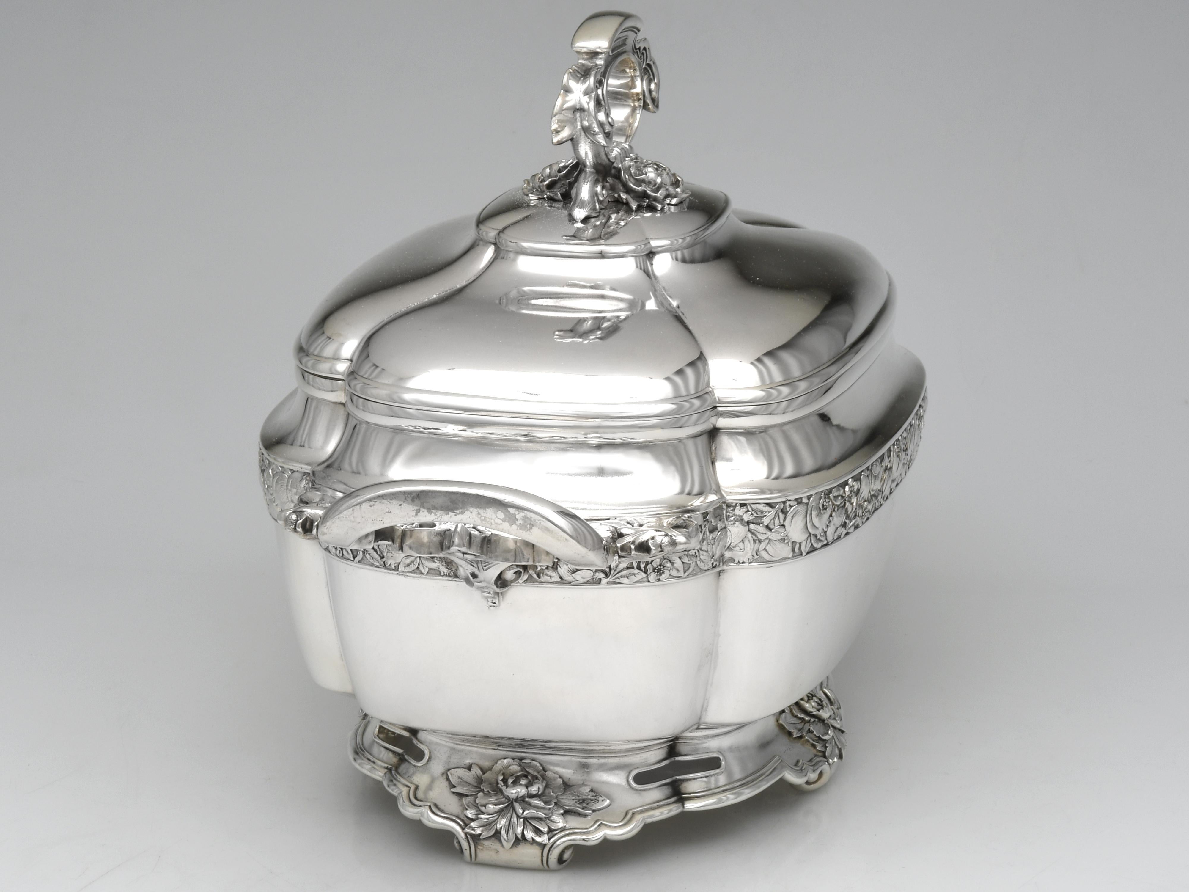 Neorococò Zuppiera e coperchio in argento 4627 di Tiffany & Co. in vendita