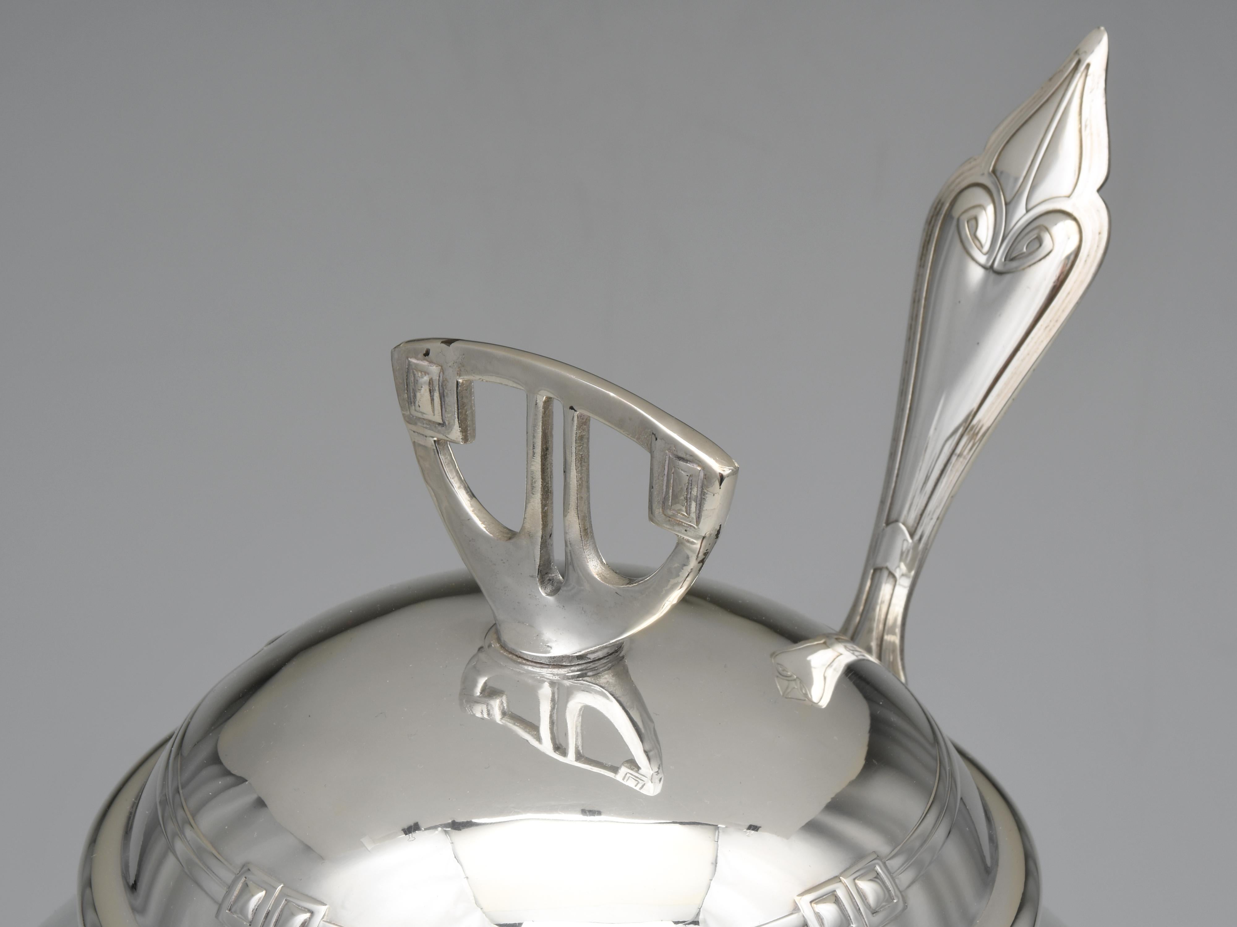 Bol à punch couvert en verre et en métal argenté avec louche Style Art Déco par WMF Bon état - En vente à MC Leansville, NC