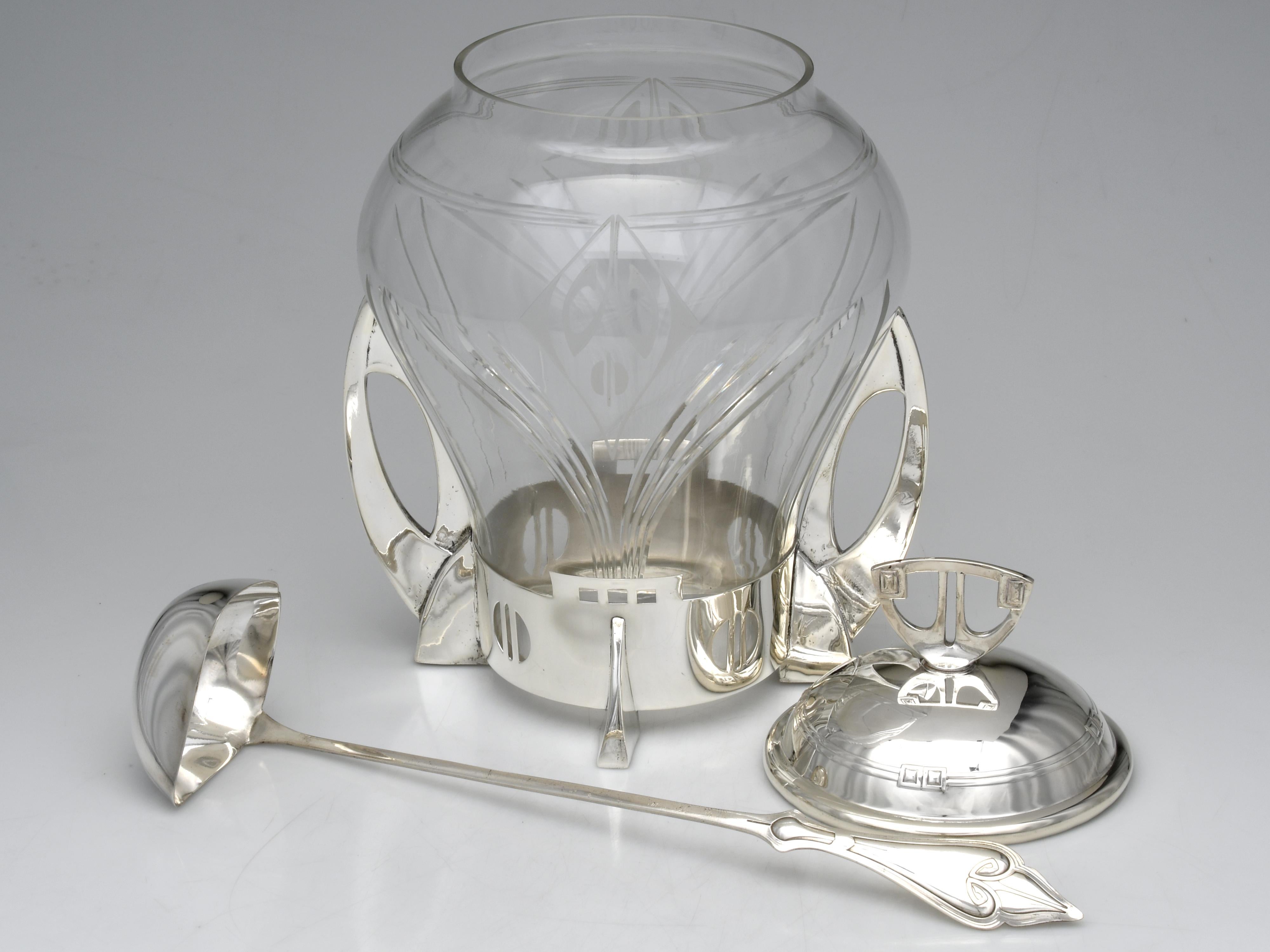 Art déco Bol à punch couvert en verre et en métal argenté avec louche Style Art Déco par WMF en vente