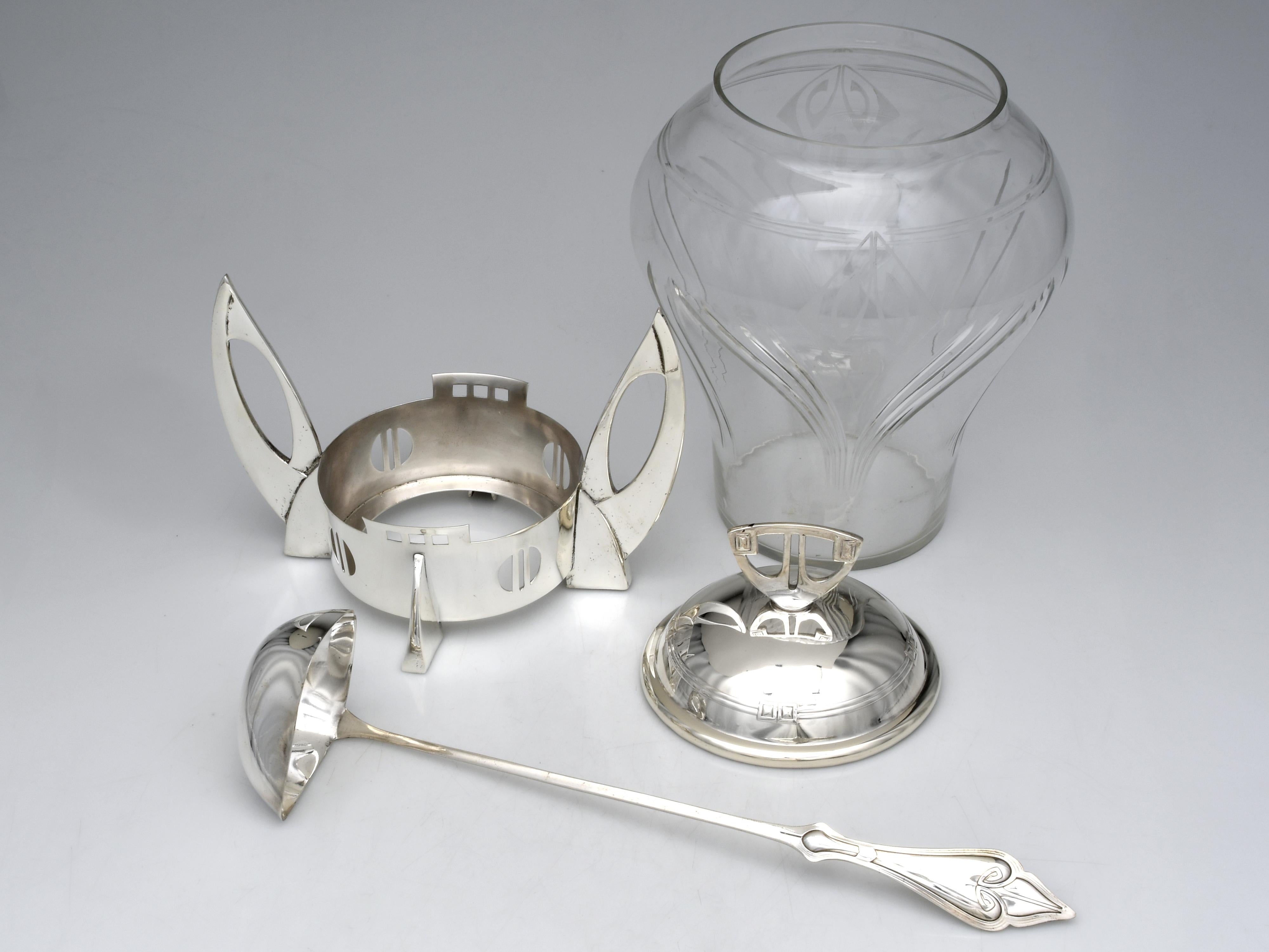 Allemand Bol à punch couvert en verre et en métal argenté avec louche Style Art Déco par WMF en vente