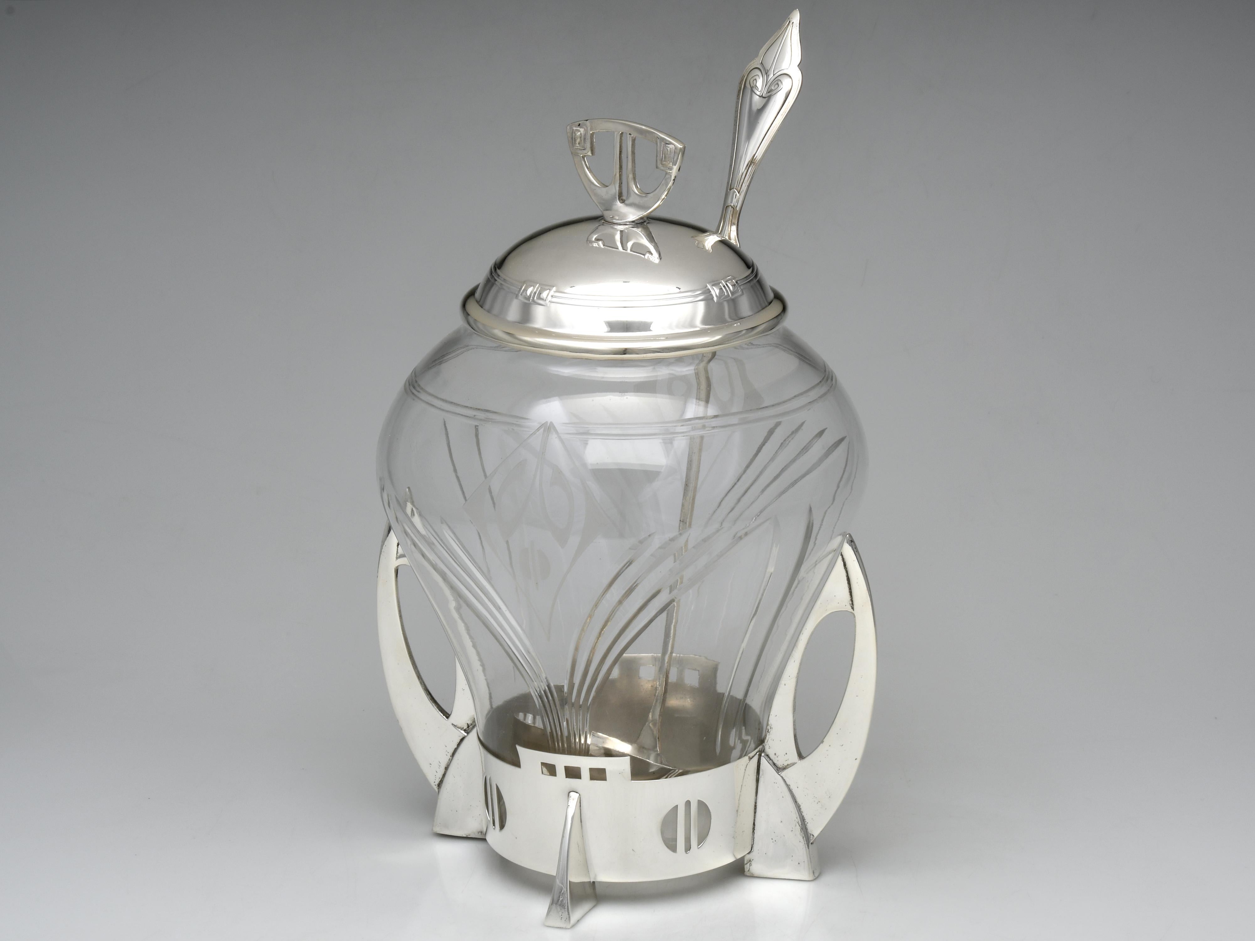 Cet ensemble de poinçons en verre et en métal argenté de WMF est une excellente représentation du design Art déco avec des éléments de design futuristes. L'ensemble comprend une louche de 16 pouces. Cette pièce allie la fonction à la forme et se