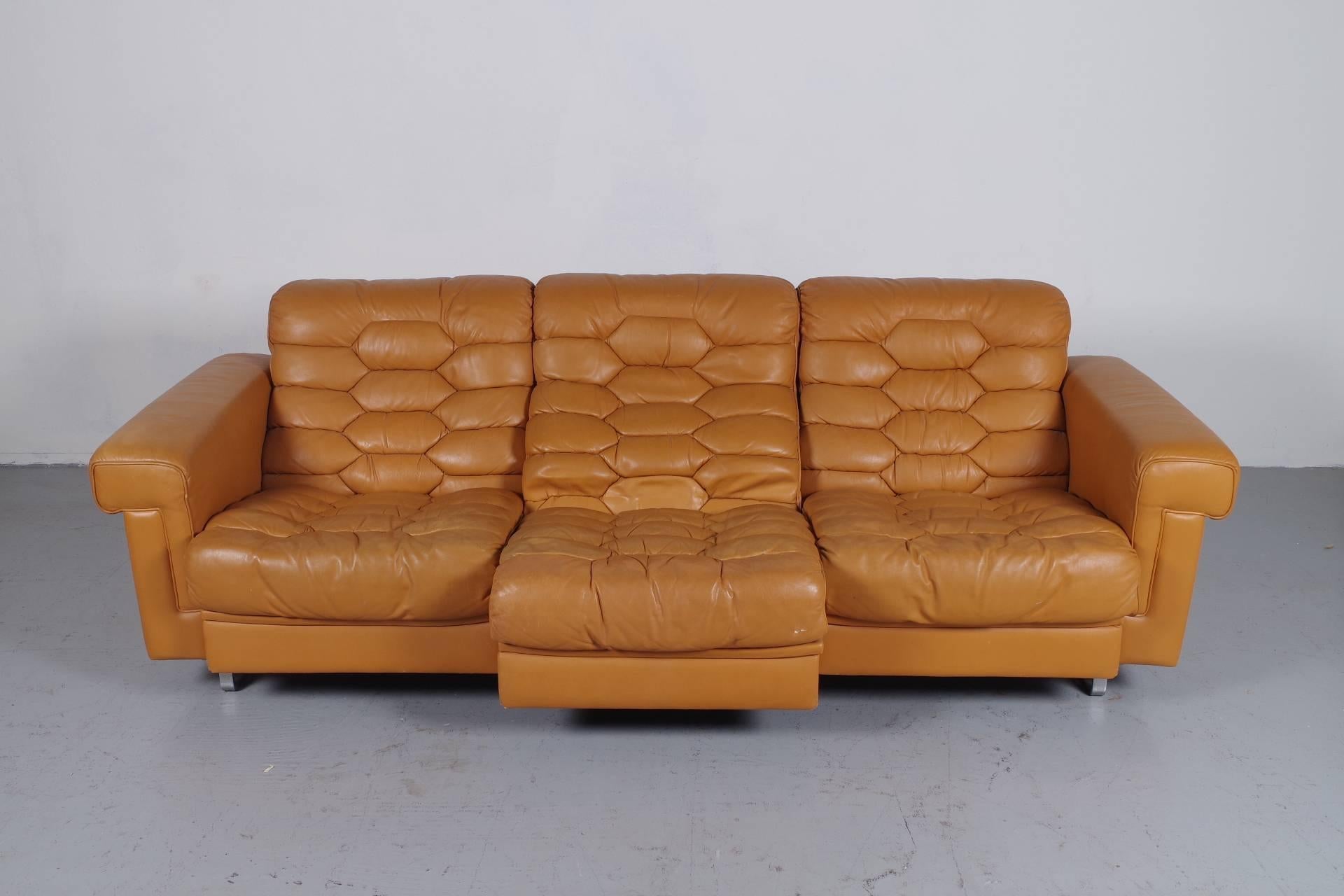 Beautiful three-seat from De Sede of Switzerland with a honeycomb structure in leather. This sofa has three extensible seats for more comfort. De Sede is famous for his construction quality, leather quality and design. The DS-P is one of their