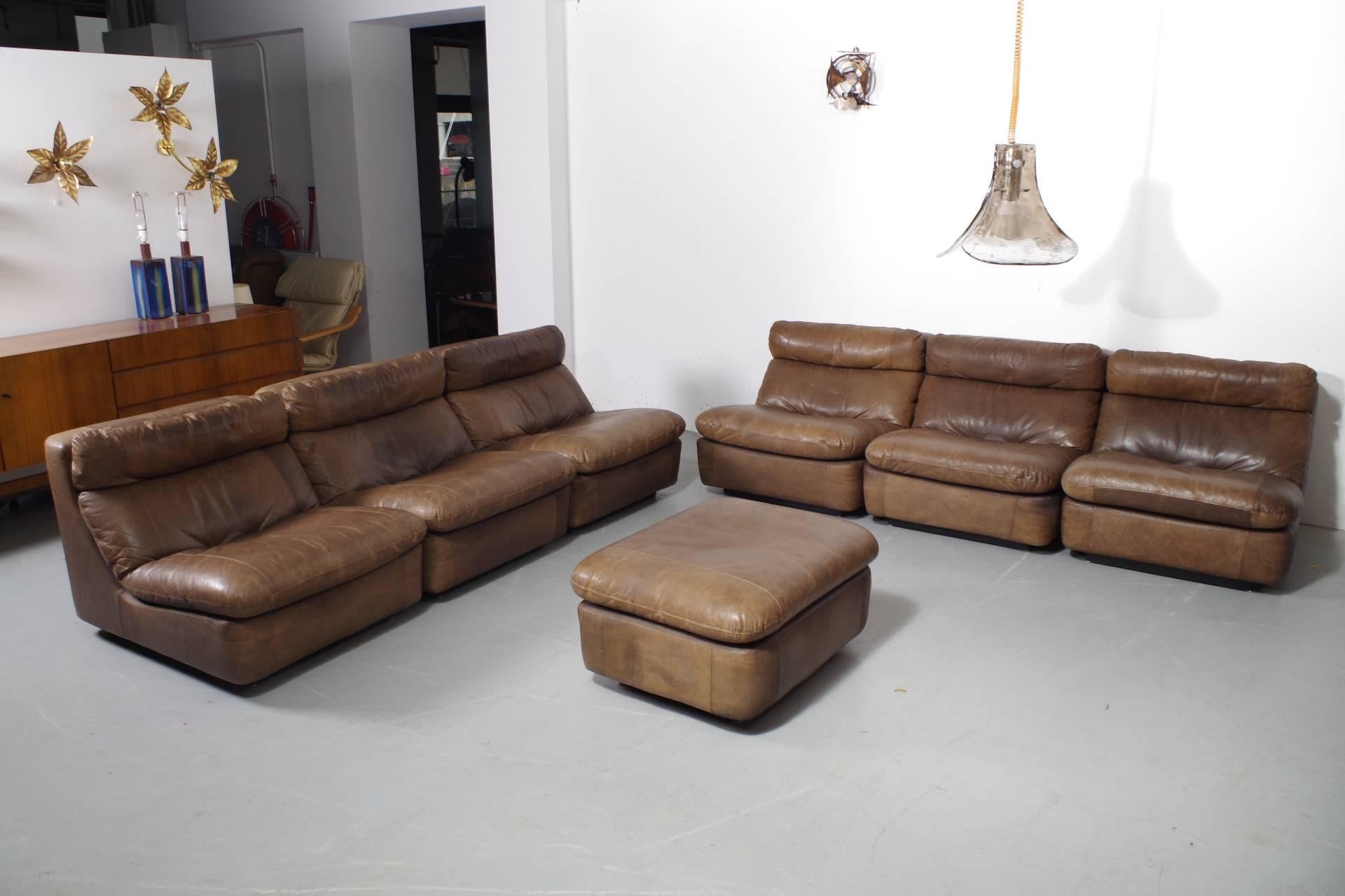 Gorgeous and comfortable sectional sofa with matching hocker. This lounge set is probably Swiss or Italian made, and in superb condition. The leather has a nice patina and is without any damage. Total size is 468 cm (15,3 ft).
      