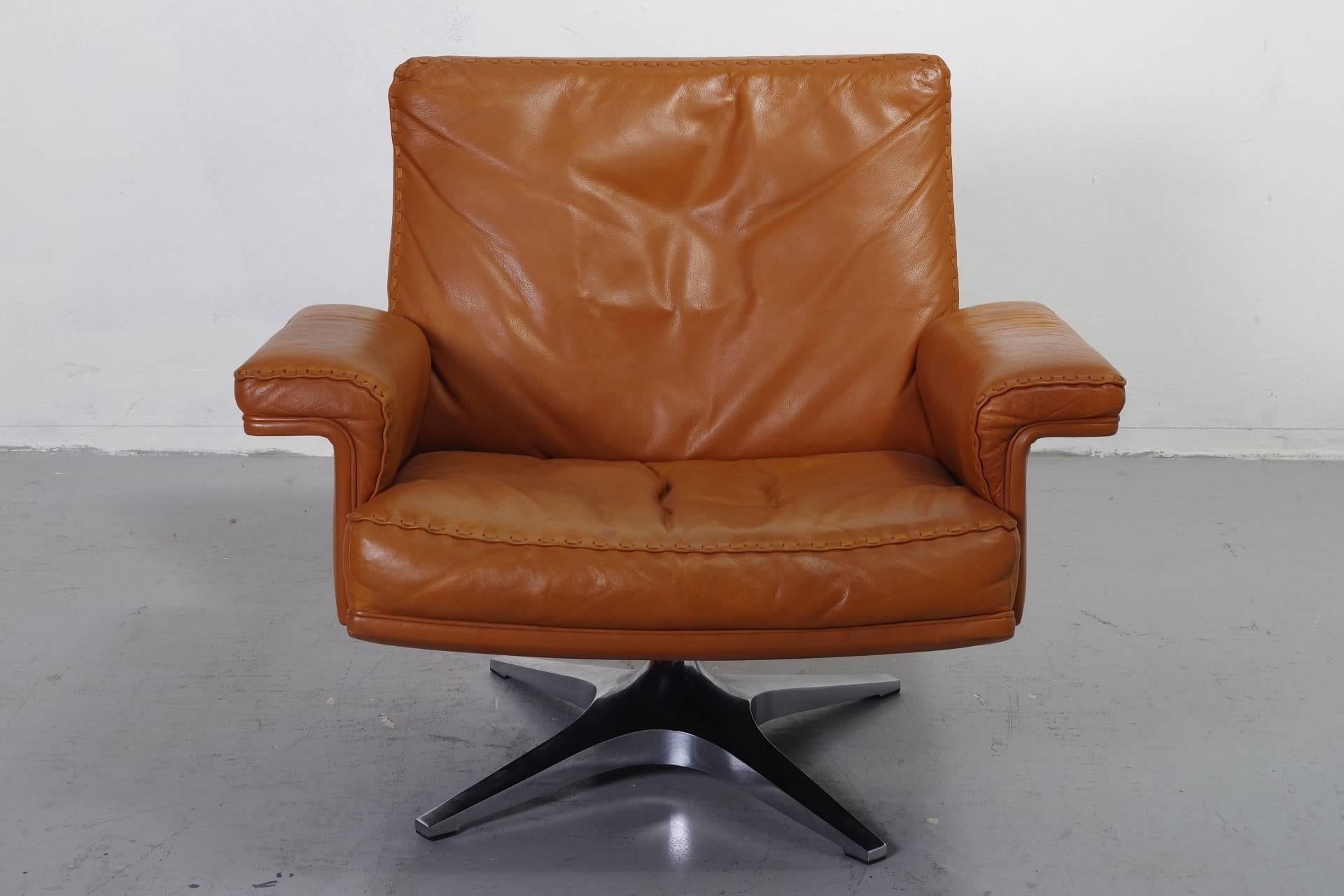 Mid-Century Modern De Sede Ds31 Lowback Swivel Club Chair (one available) For Sale