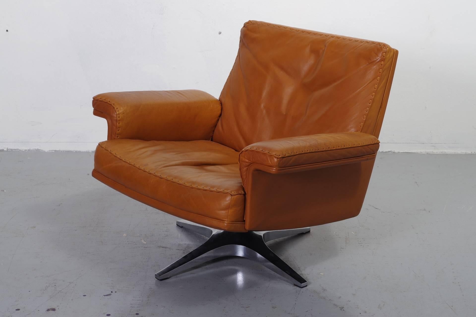 Foam De Sede Ds31 Lowback Swivel Club Chair (one available) For Sale