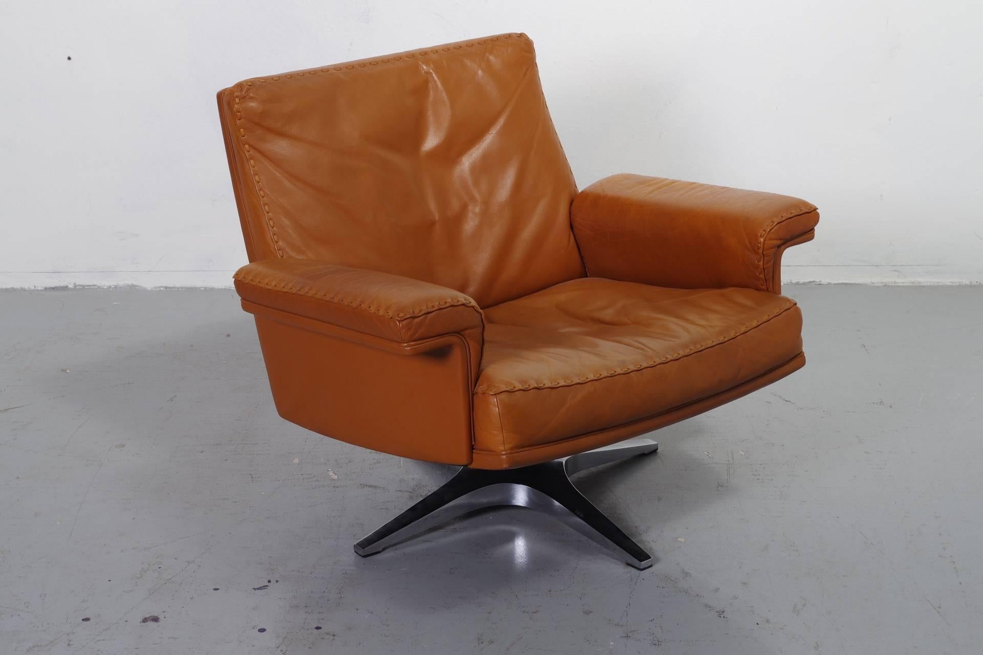 Late 20th Century De Sede Ds31 Lowback Swivel Club Chair (one available) For Sale