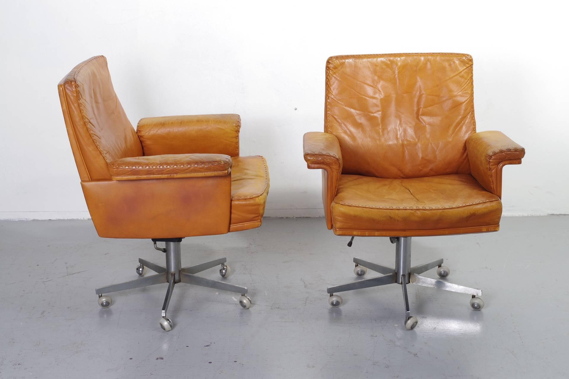 Set of De Sede swivel chairs DS31 in cognac leather. These chairs are in a perfect condition and very comfortable. The seats are.