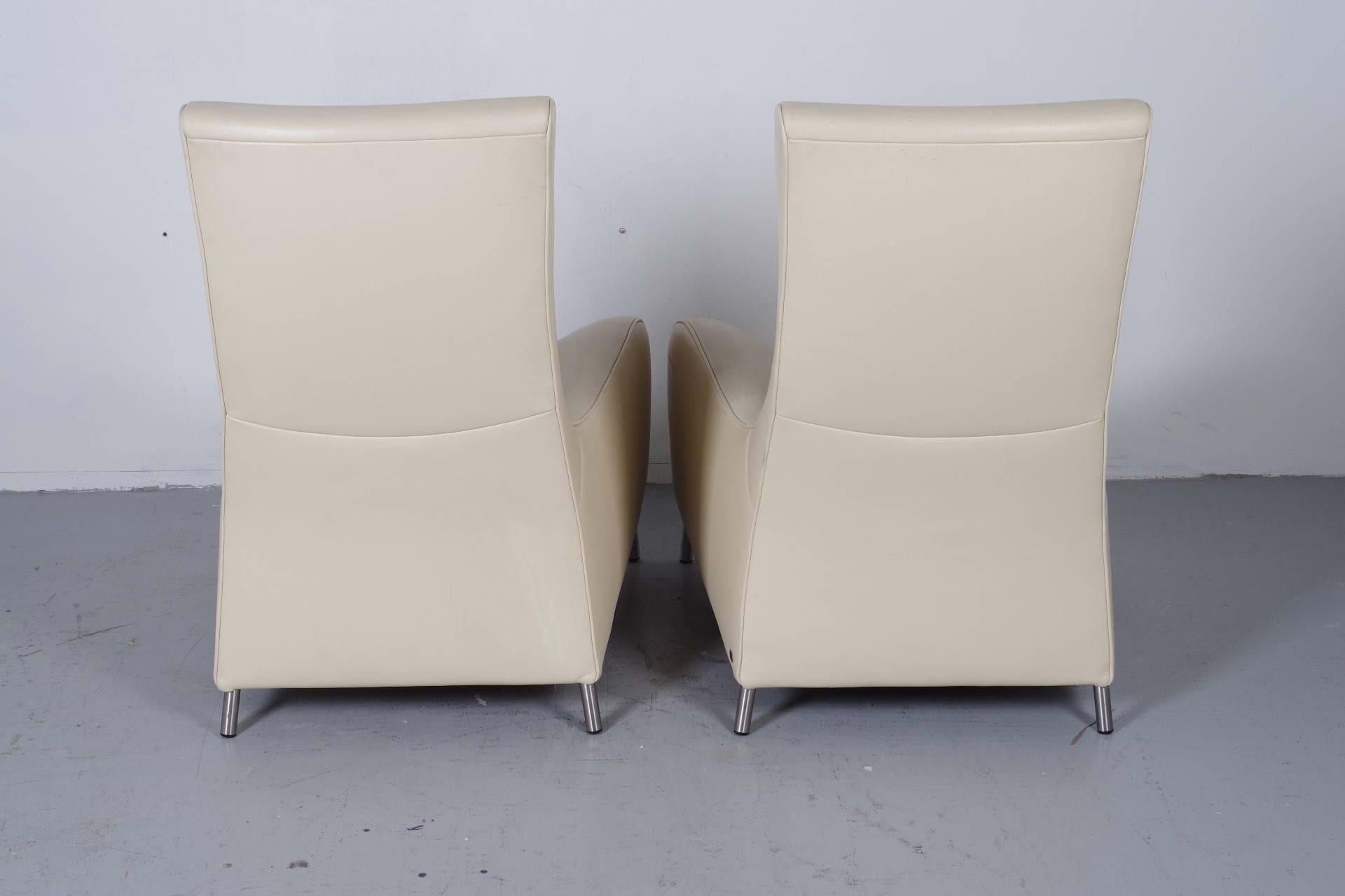 Beautiful De Sede DS264 club chair/lounge chair. Perfect craftsmanship is combined with comfortable seating. This chair are upholstered in an ivory white leather of De Sede quality and have only minor signs of wear.
