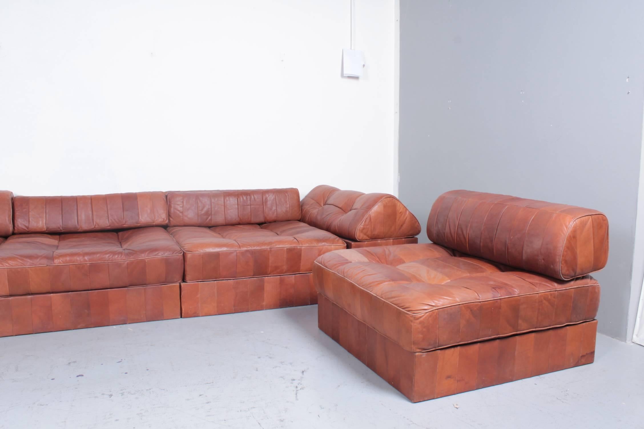 Very nice and good DS88 from the Swiss manufacturer De Sede. This set is shown in two different settings, and there are many more possibilities. The leather is in excellent shape and has very minor signs of wear. There are some little stains and