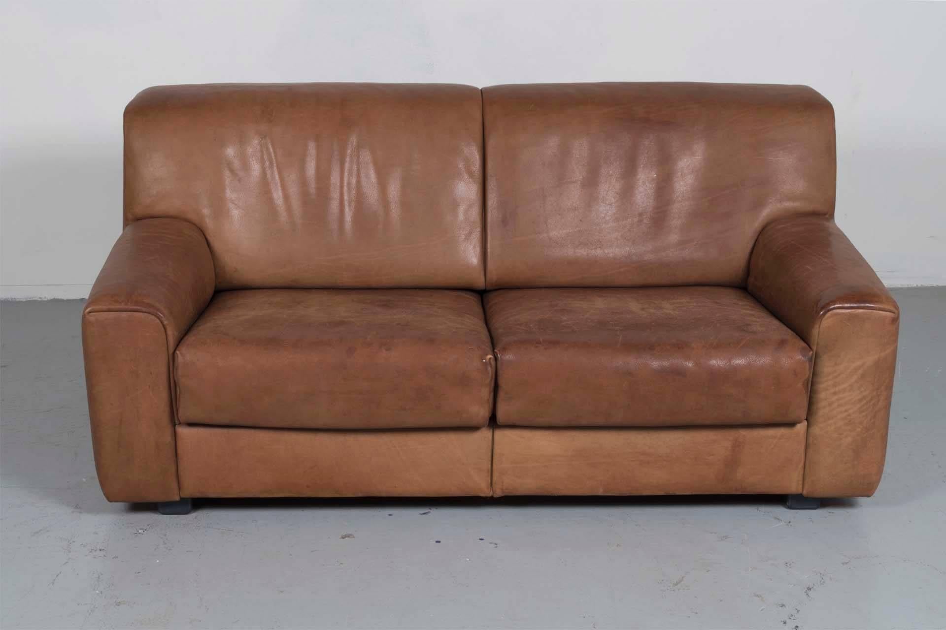 Very nice and heavy DS-42 couch from the famous Swiss brand De Sede. Fully upholstered in the 5 mm thick bull-leather, on a solid oak wooden frame. The two cushions can be removed to clean the sofa. The comfort is very good, thanks to the top