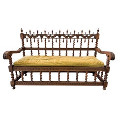 Divano rinascimentale con schienale a fuso in noce, XIX secolo