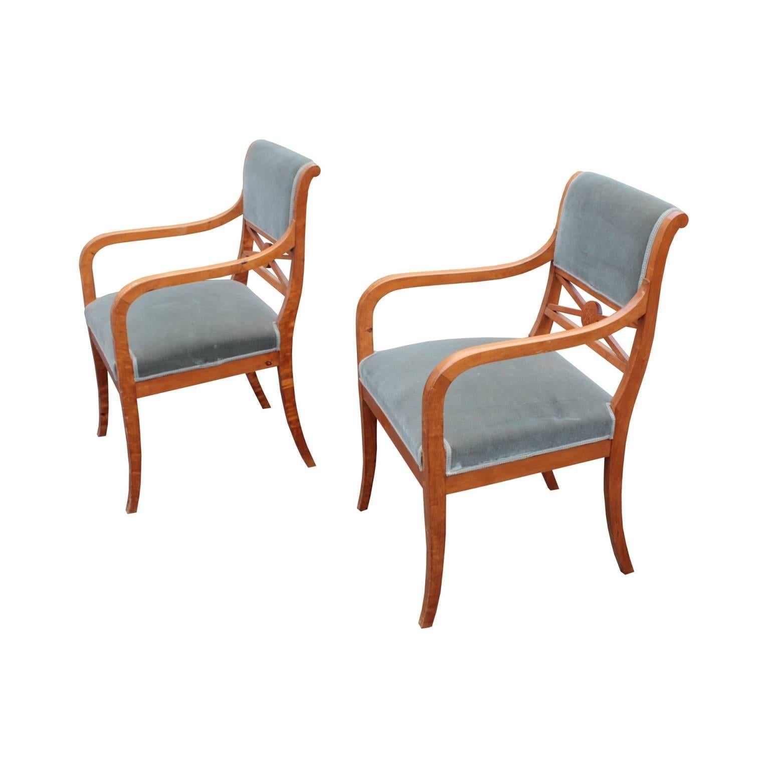 Very elegant Karl Johan (Biedermeier) style flame birch salon seating suite of two arm chairs and two side chairs. Padded seats and back rests having elegantly curving frames with klismos form sabre legs. Back rests with 'X